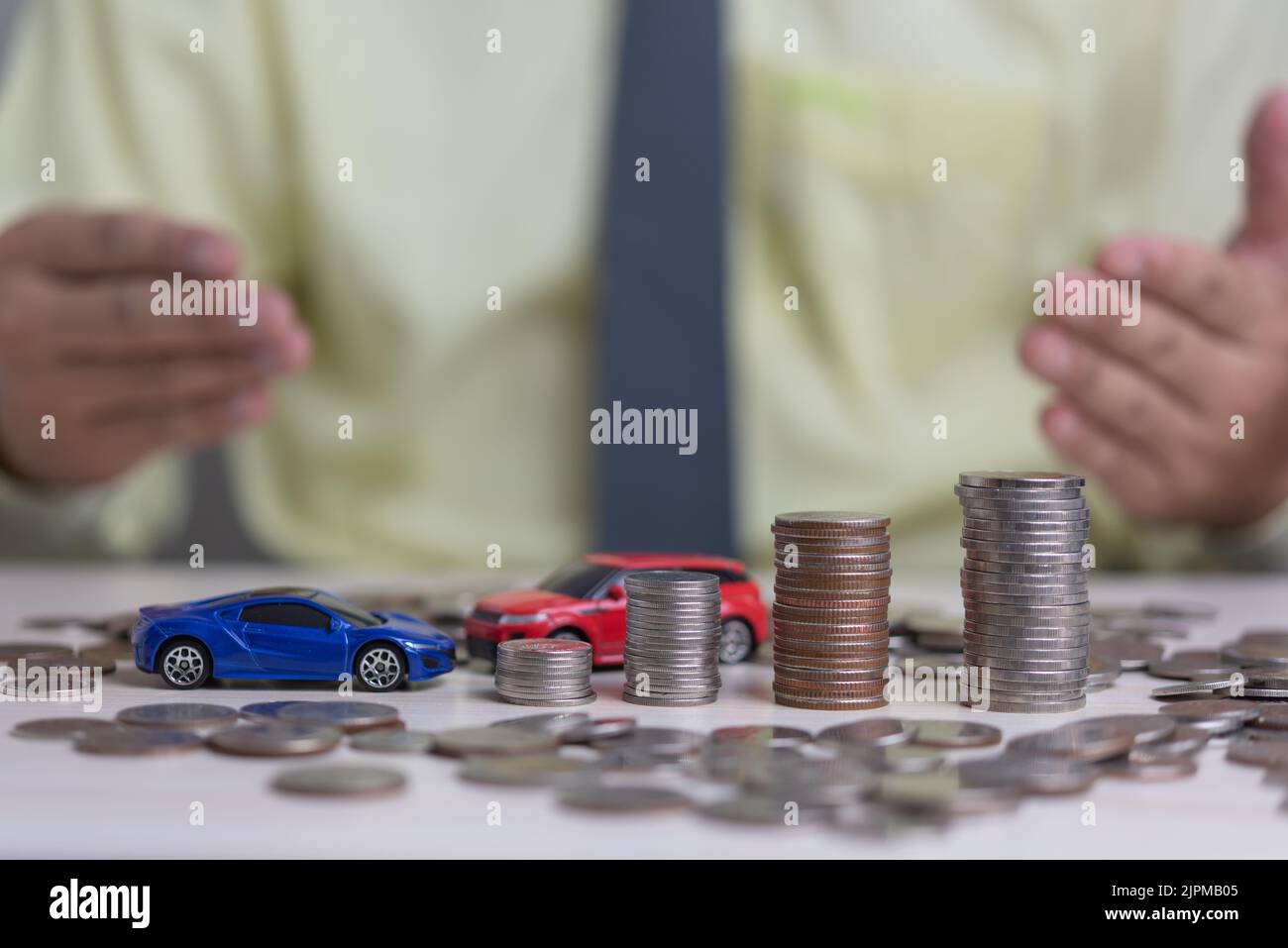 Münze Geld Stapel und Auto Spielzeug Geschäft Investitionen Buchhaltung finanzieren Inflation growth.Saving Geld Wirtschaft Plan Versicherungskonzept. Stockfoto