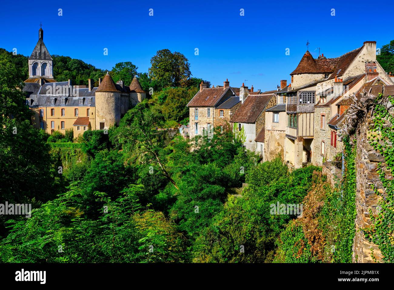 Frankreich, Indre (36), Creuse-Tal, Gargilesse-Dampierre, der schönsten Dörfer Frankreichs, das Schloss und die romanische Kirche aus dem XII Jahrhundert Stockfoto