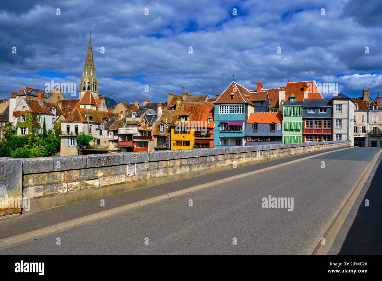 Argenton-Sur-Creuse, alte Häuser am Ufer Flusses Creuse, Frankreich, Indre (36) Stockfoto