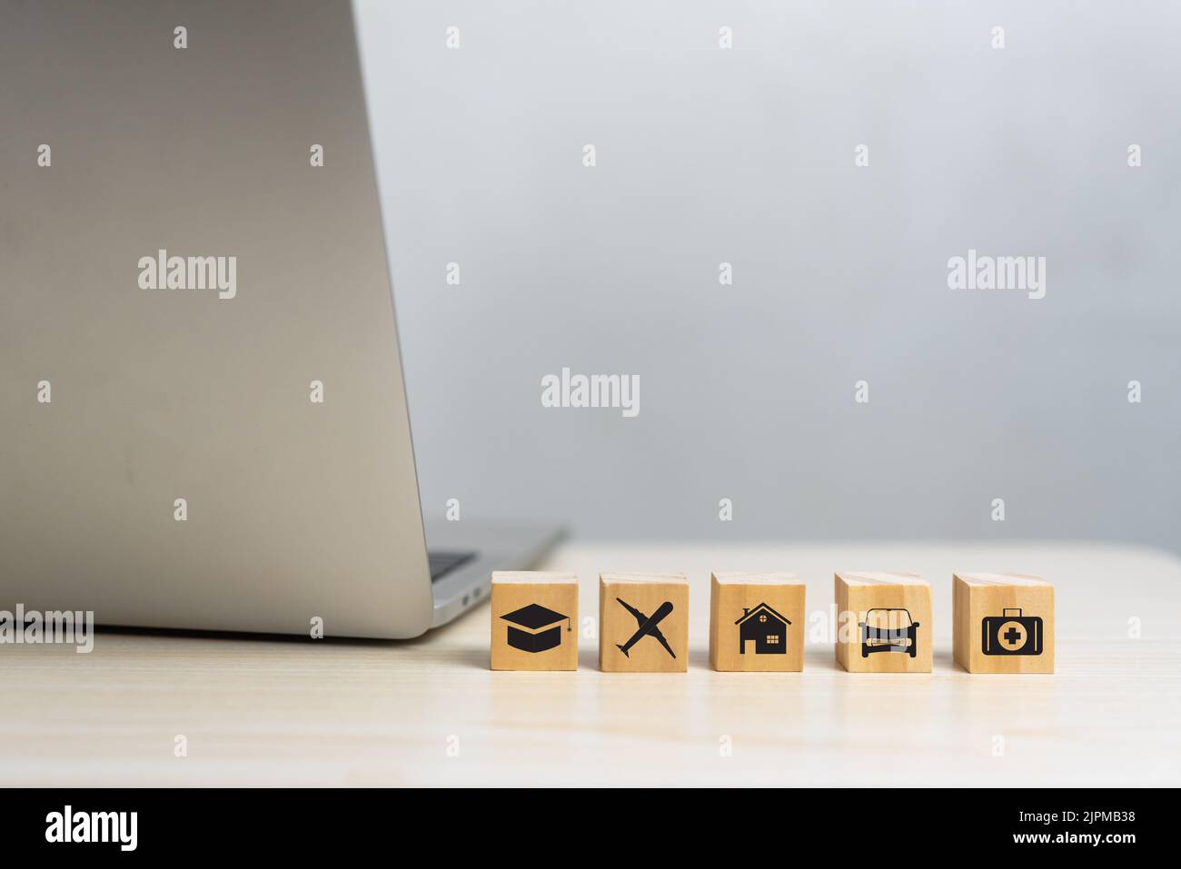 Business-Versicherung online digital Auto zu Hause Reise Gesundheitswesen Symbol Holz Würfel Block mit Computer Laptop auf Schreibtisch Konzept. Stockfoto Business-Versicherung online digital Auto zu Hause Reise Gesundheitswesen Symbol Holz Würfel Block mit Computer Laptop auf Schreibtisch Konzept. Stockfoto