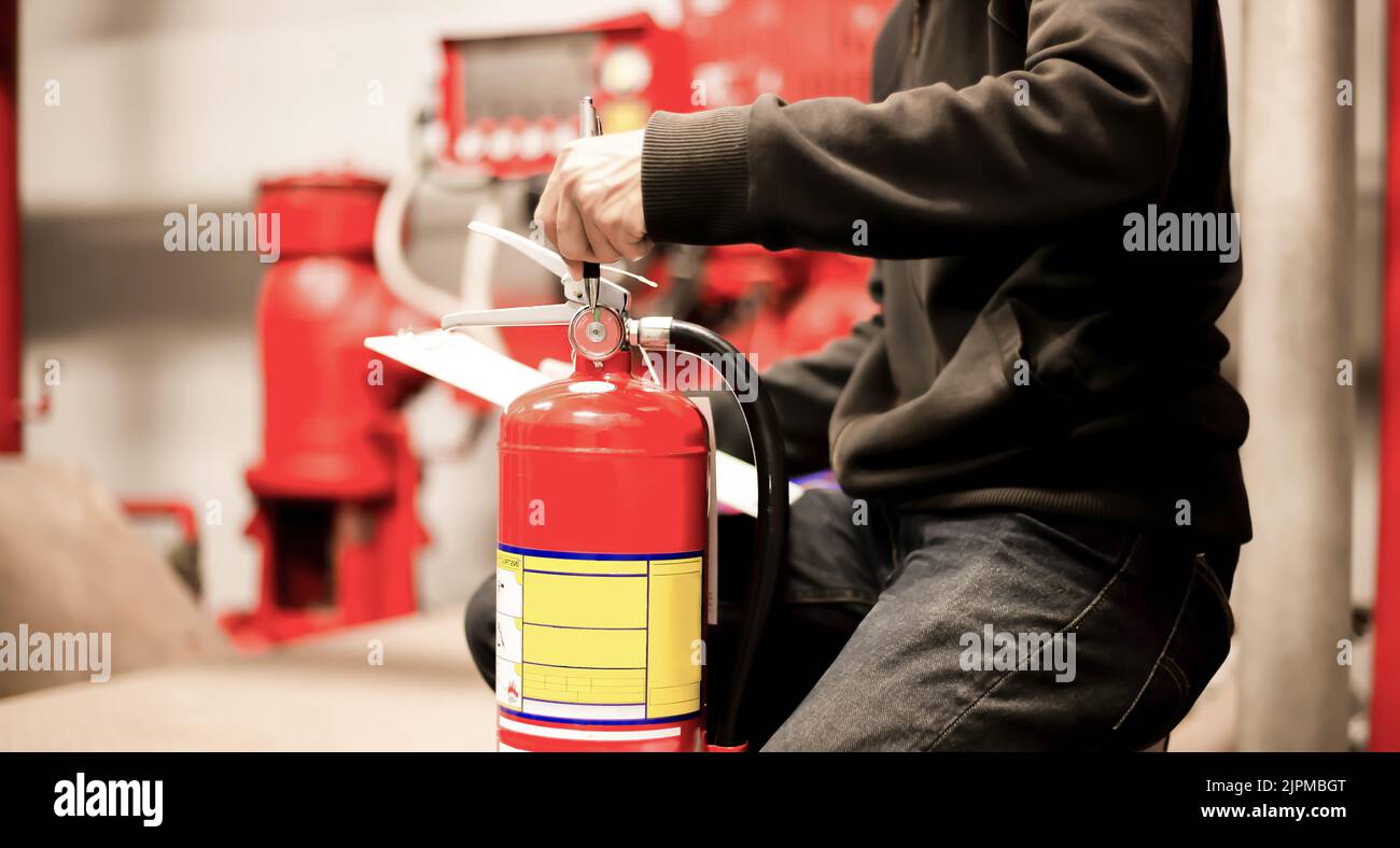 Ingenieur überprüft Industriefeuerlöschanlage, Feueralarm-Controller, Feuermelder, Anti Fire.System bereit im Brandfall. Stockfoto
