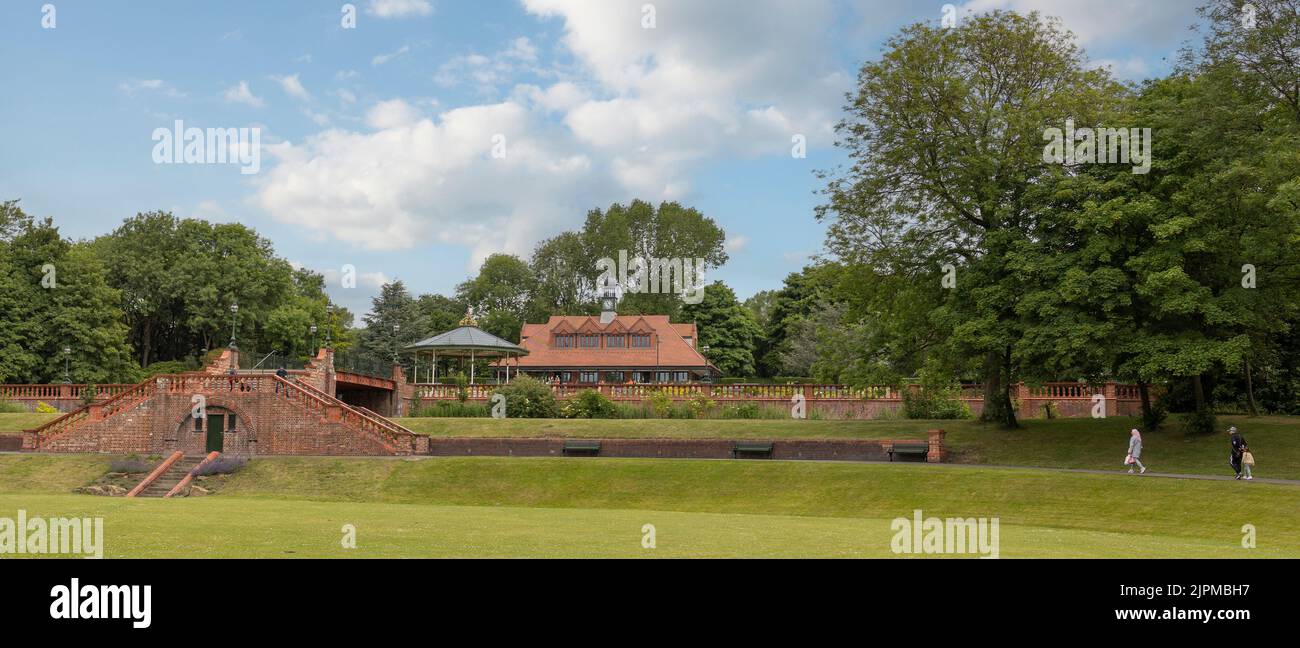 Hanley-Stoke-on-Trent, Staffordshire-Großbritannien 21. April 2022 Blick vom Hanley Park in Stoke-on-Trent, zeigt die Verwendung von rotem Backstein im Gebäude Stockfoto