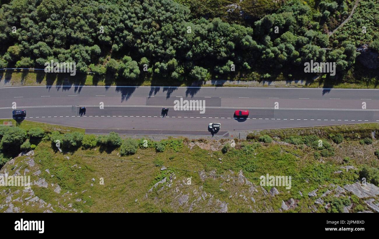 Luftaufnahme der A830 an der Westküste der schottischen Highlands mit Motorradfahrern und Auto sowie einem Auto, das in einem Zwischenstopp geparkt ist - Foto: Geopix Stockfoto