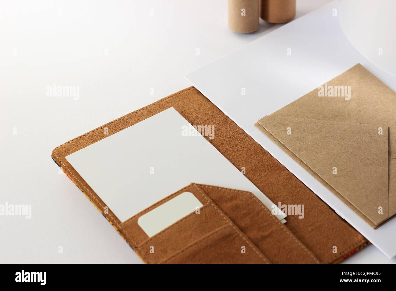Minimale Studio Office-Tischaufteilung. Papierkarten, Umschläge im Materialordner. Business Mockup-Vorlage mit Kopierbereich. Stockfoto