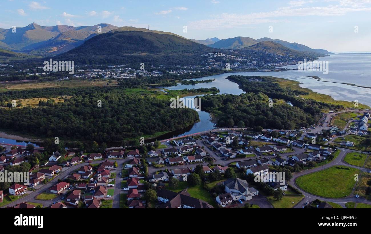 Luftaufnahme von Fort William mit Ben Nevis und Glen Nevis im Hintergrund Stockfoto