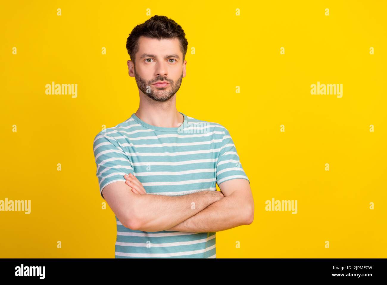 Portrait Foto von jungen selbstbewussten attraktiven Mann Hände gefaltet professionelle IT-Programmierer auf gelbem Hintergrund isoliert Stockfoto