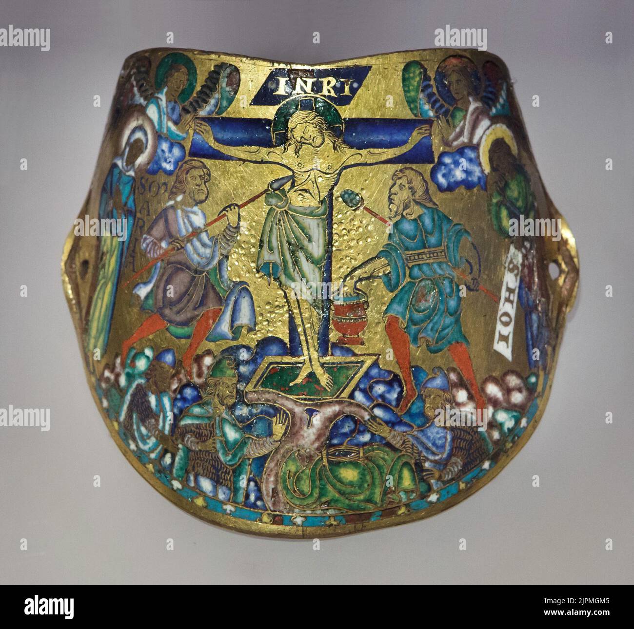 Kreuzigung Christi dargestellt in der armilla von Andrey Bogolyubsky auf disрlау im Gеrmаnisсhе Nаtiоnаlmusеum (Deutsches Nаtiоnаl-Museum) in Nürnberg, Deutschland. Die emaillierte armilla stammt aus dem Jahr 1170-1180 aus dem Grab des Großfürsten Andrej Bogolyubsky in Wladimir, Russland, die beiden Stücke könnten Geschenke von Kaiser Friedrich Barbarossa gewesen sein. Stockfoto