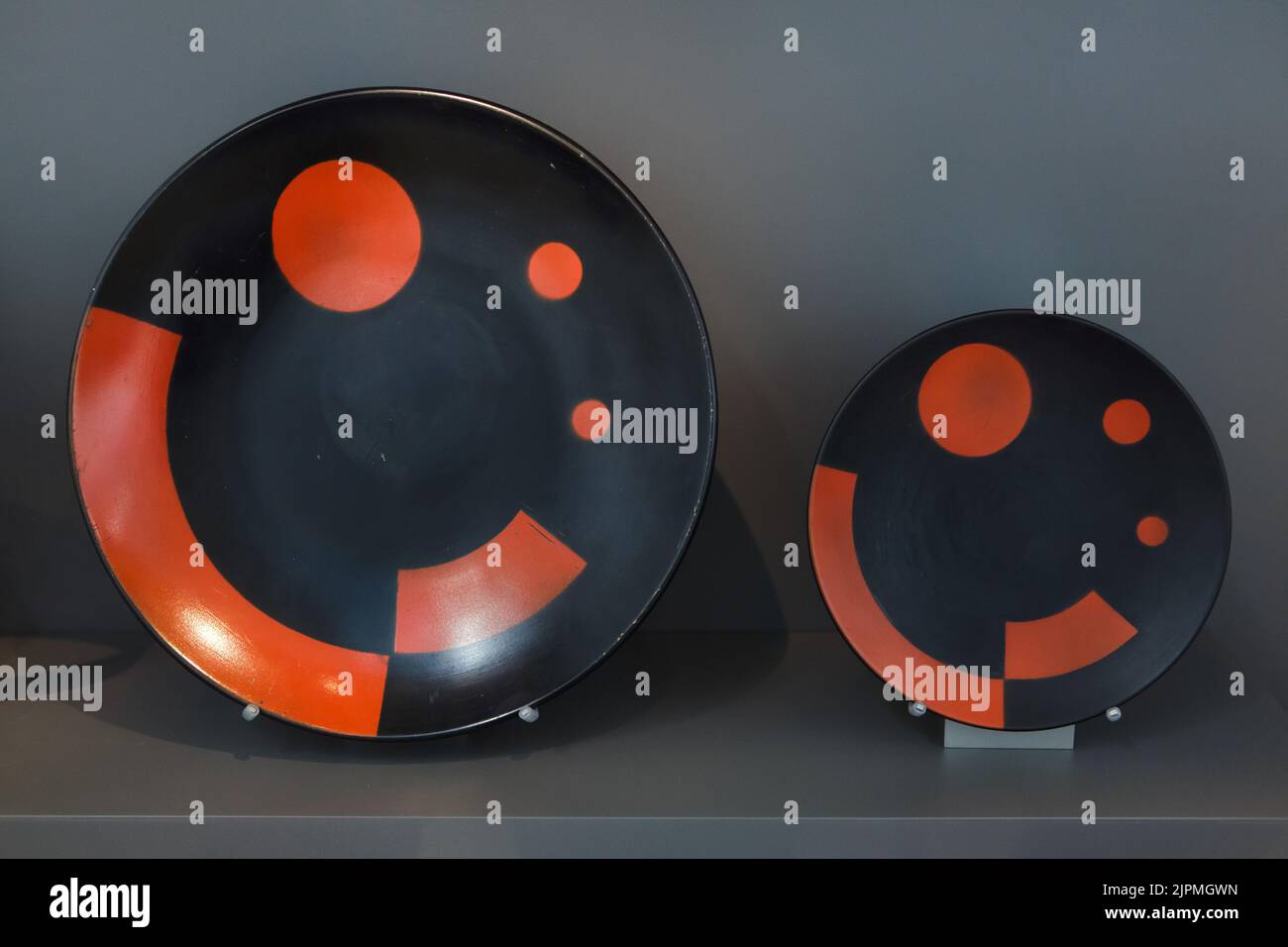 Zwei Tafeln, die der russische Avantgarde-Maler El Lissitzky (1923) für die Bauhaus-Schule entworfen hat, jetzt auf disрlау im Gеrmаnisсhе Nаtiоnаlmusеum (Deutsches Nаtiоnаl-Museum) in Nürnbеrg, Deutschland. Stockfoto