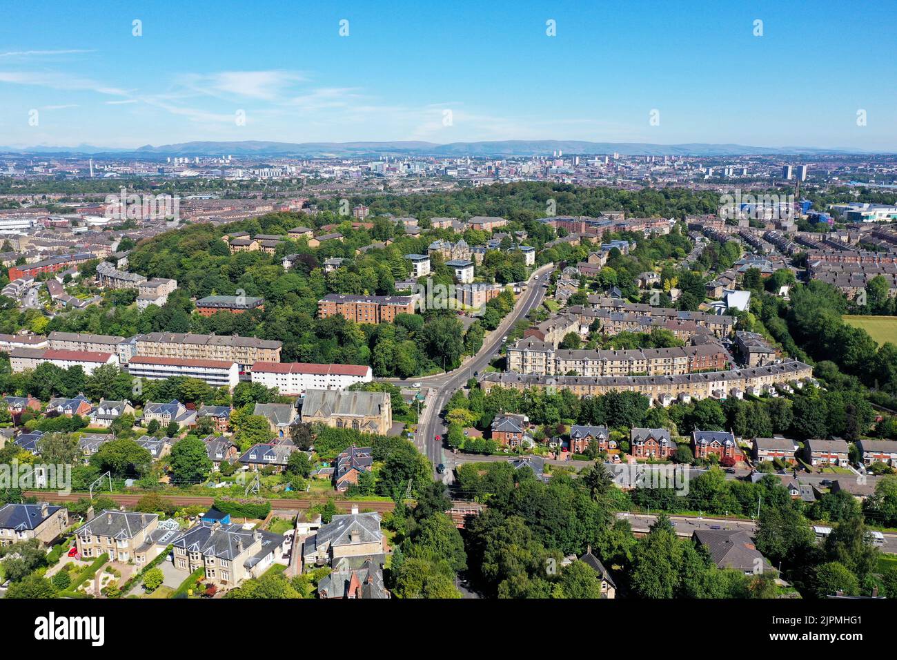 Luftdrohnenaufnahme des Newlands-Gebiets auf der Südseite von Glasgow Stockfoto