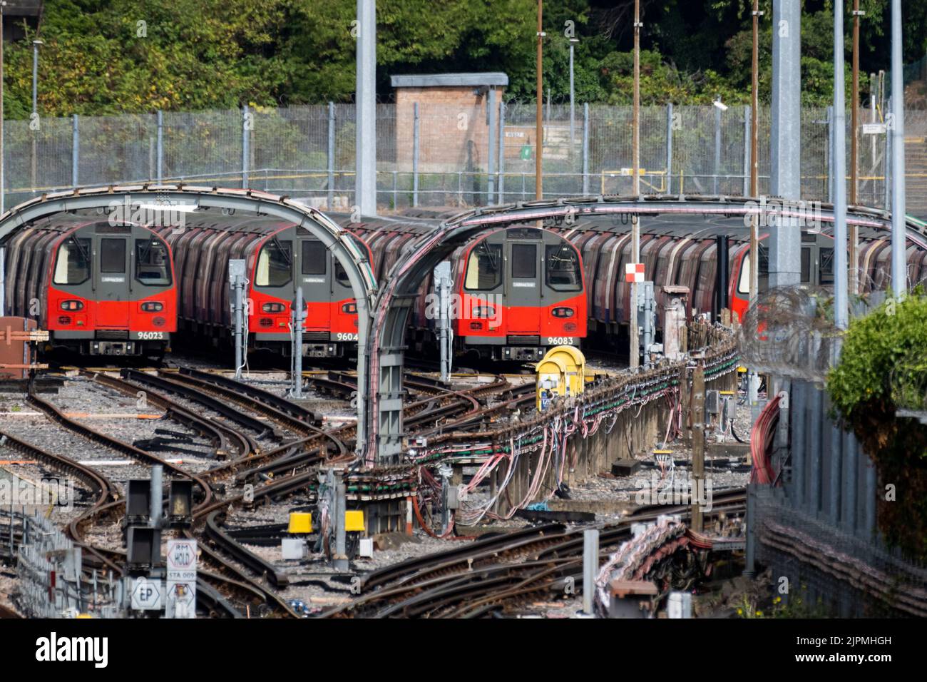 London, Großbritannien. 19. August 2022. Die U-Bahn-Züge parkten an der U-Bahn-Station Stanmore am Ende der Jubilee Line. Mitarbeiter von Transport for London haben sich einem nationalen Streik angeschlossen, der von der National Union of Rail, Maritime and Transport Workers (GMT) organisiert wurde und verbesserte Löhne und Bedingungen forderte. Kredit: Stephen Chung / Alamy Live Nachrichten Stockfoto