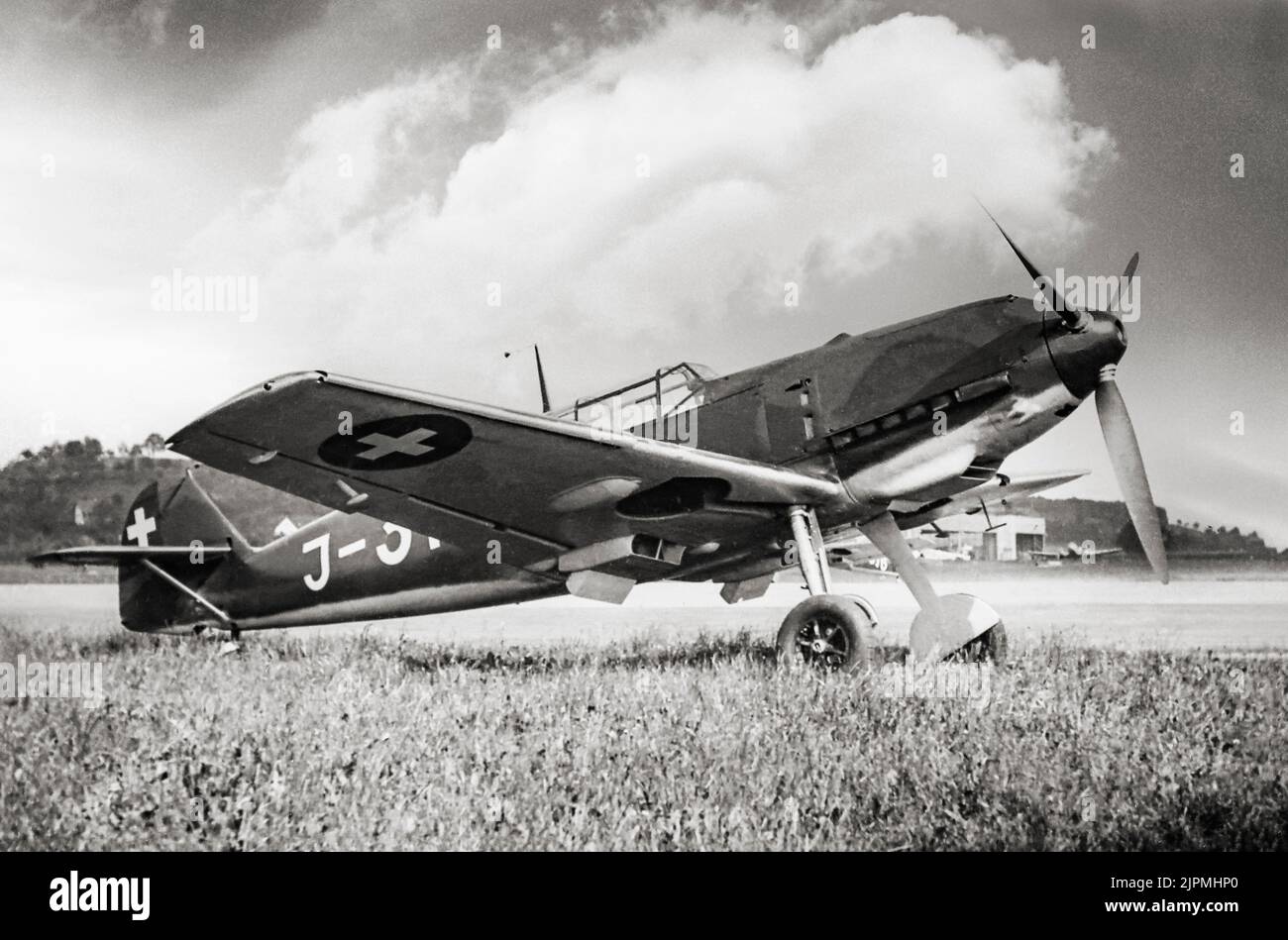 Eine Messerschmitt Bf 109, ein deutsches Kampfflugzeug aus dem Zweiten Weltkrieg, das zusammen mit der Focke-Wulf FW 190 das Rückgrat der Luftwaffe war. Es war einer der fortschrittlichsten Kämpfer, als es zum ersten Mal erschien, mit einer Ganzmetall-Monocoque-Konstruktion, einem geschlossenen Vordach und einem einfahrbaren Fahrwerk. Stockfoto