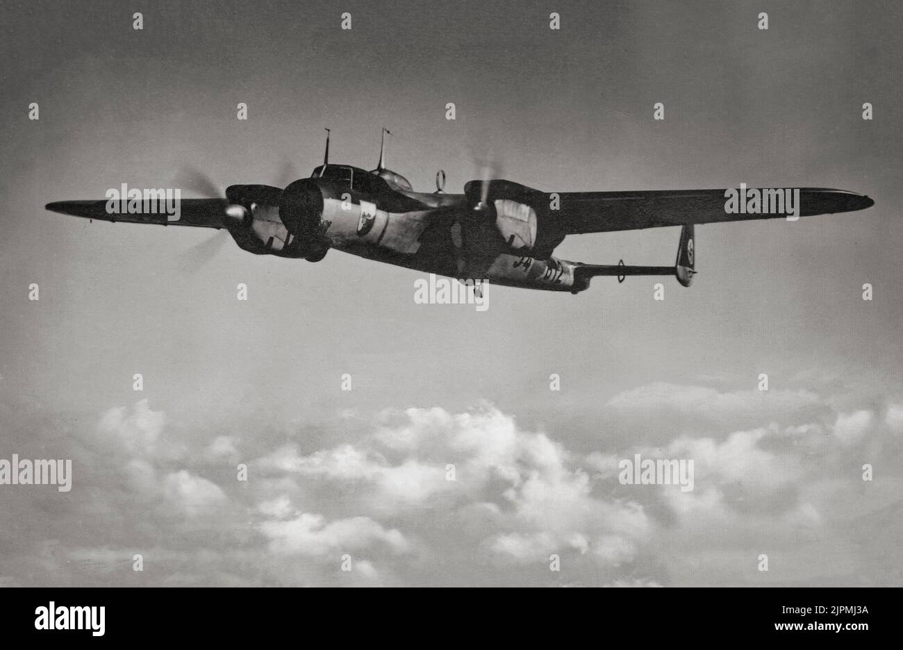 Ein Dornier Do 17, zweimotoriger Leichtbomber, der von den Dornier Flugzeugwerken für die deutsche Luftwaffe im Zweiten Weltkrieg produziert wurde Das leicht gebaute Schiff wurde Anfang 1930s als Schnellbomber ("schneller Bomber") entwickelt, der schnell genug sein sollte, um gegnerische Flugzeuge zu überholen. Manchmal auch als Fliegender Bleistift bezeichnet, war er bei seinen Besatzungen wegen seines Handlings, vor allem in geringer Höhe, beliebt, was den Do 17 schwerer zu treffen als andere deutsche Bomber machte. Stockfoto