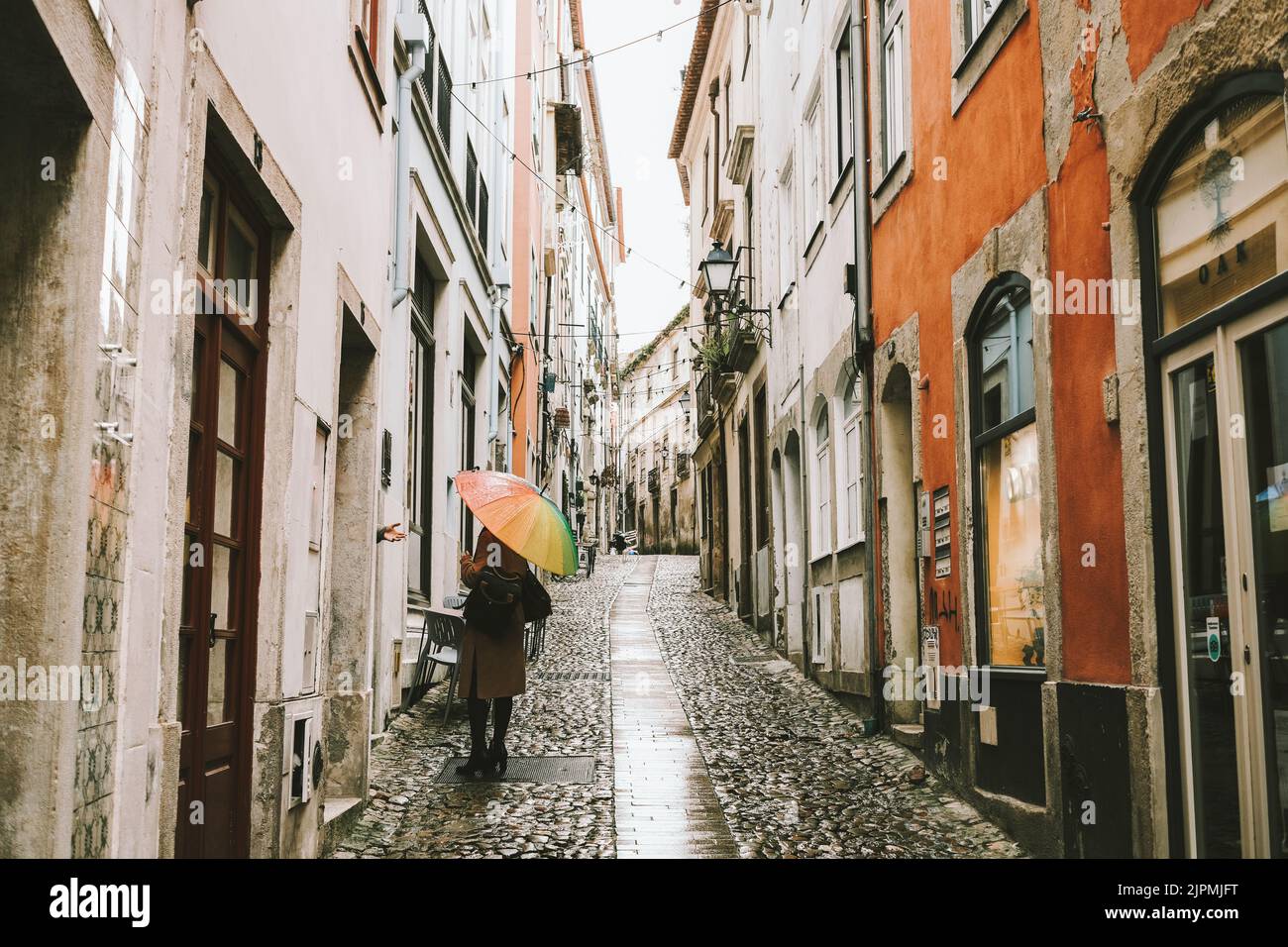 Frauen mit Regenschirm in der Stadt Couimbra Stockfoto