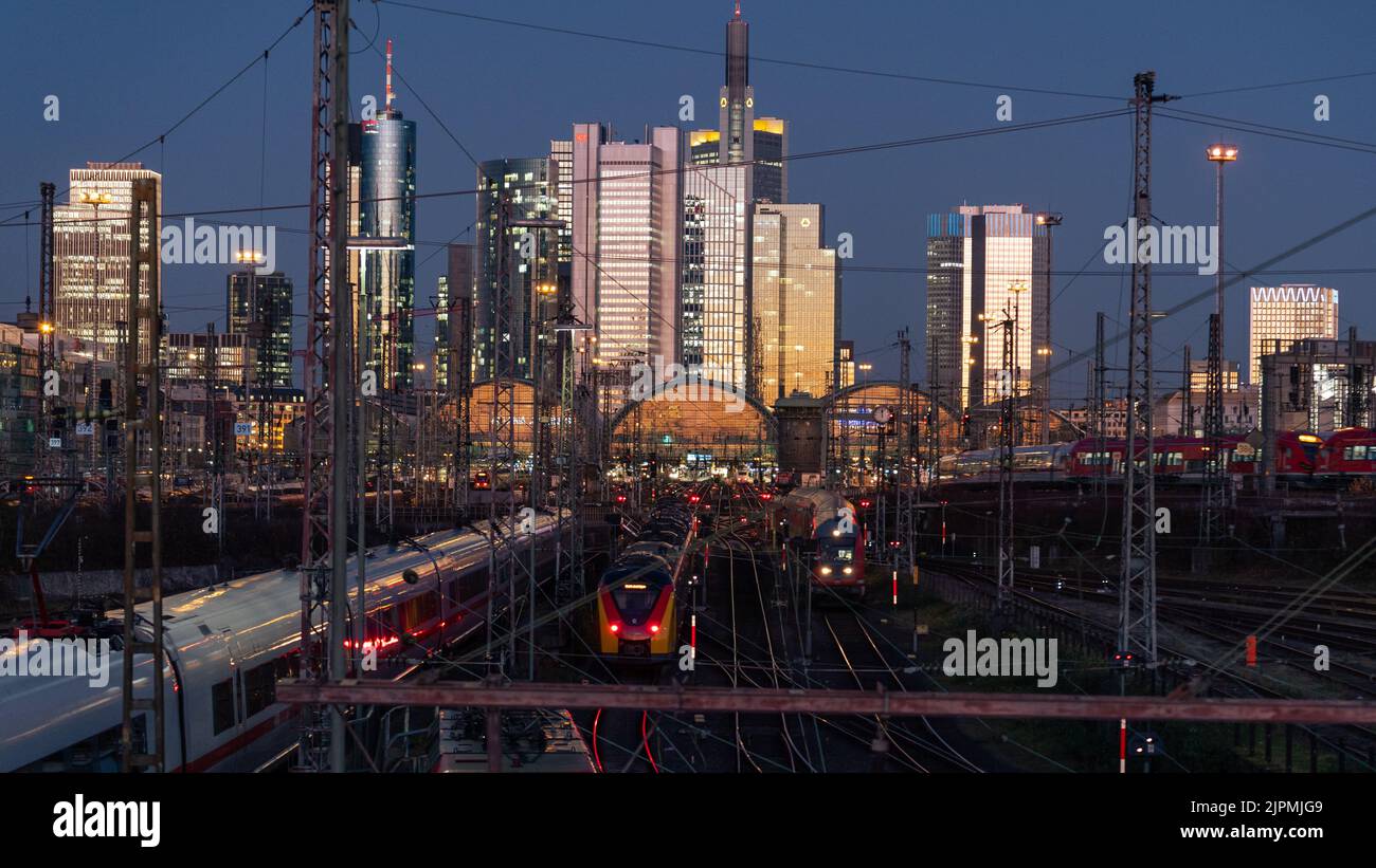 Der Bahnhof und die Skyline bei Nacht. Frankfurt am Main, Deutschland Stockfoto