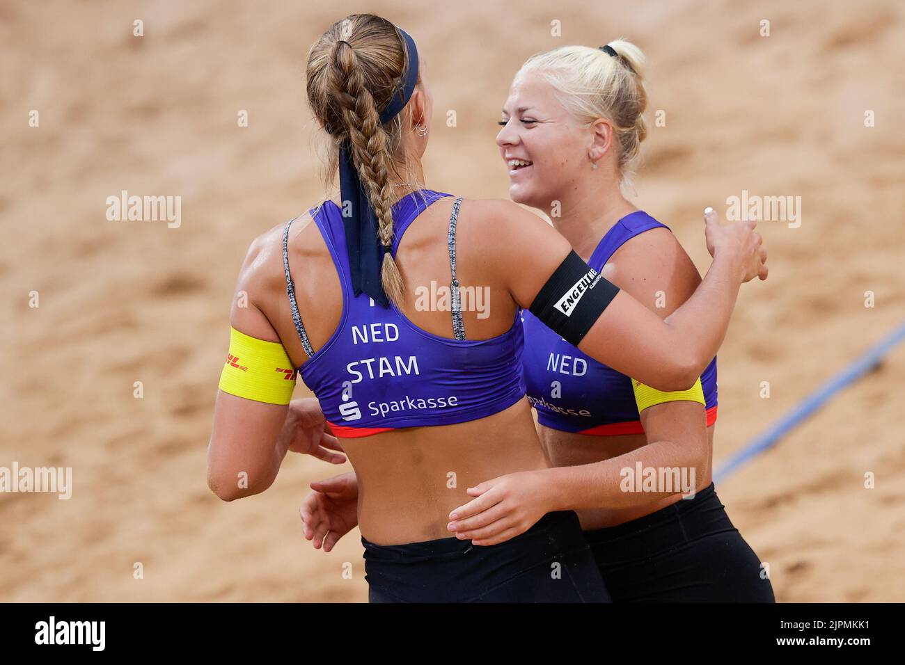 MÜNCHEN, DEUTSCHLAND - AUGUST 19: Katja Stam aus den Niederlanden und Raisa Schoon aus den Niederlanden beim Finale des Frauenquartals zwischen Anouk Vegre-Depre und Menia Bentele aus der Schweiz und Katja Stam und Raisa Schoon aus den Niederlanden am 19. August 2022 in München (Foto: Pim Waslander/Orange Picles) Stockfoto