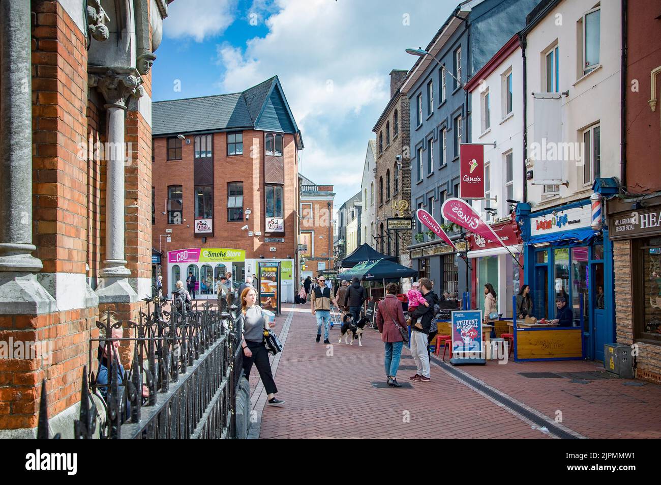 CORK, IRLAND. 19. APRIL 2022. Blick auf die Paul Street, Leute, die herumlaufen, Geschäfte und Cafés. Tagsüber Stockfoto