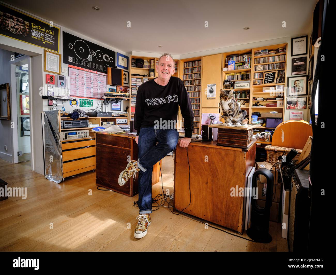 Nur für redaktionelle Verwendung - Norman Cook fotografiert in seinem Haus am Meer in Hove, East Sussex, Großbritannien. März 2022. Bild von Jim Holden Stockfoto