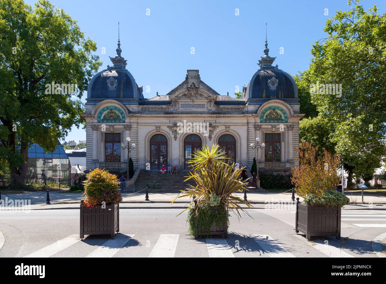 Quimper, Frankreich - Juli 24 2022: Das Stadttheater Théâtre (jetzt in Théâtre Max-Jacob umbenannt) ist ein öffentliches Theater, das 1904 eingeweiht wurde und als historisches Theater gelistet ist Stockfoto