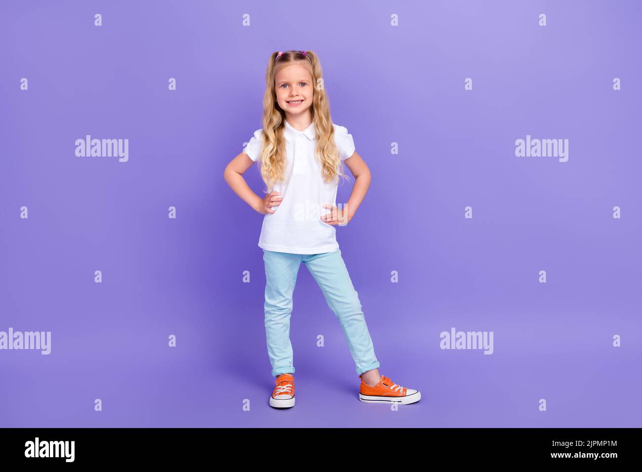 Foto in voller Größe von niedlichen hübschen Schulmädchen Schwänze Schuljahreszeit Shopping gekleidet stilvolle weiße Kleidung auf violettem Hintergrund isoliert Stockfoto