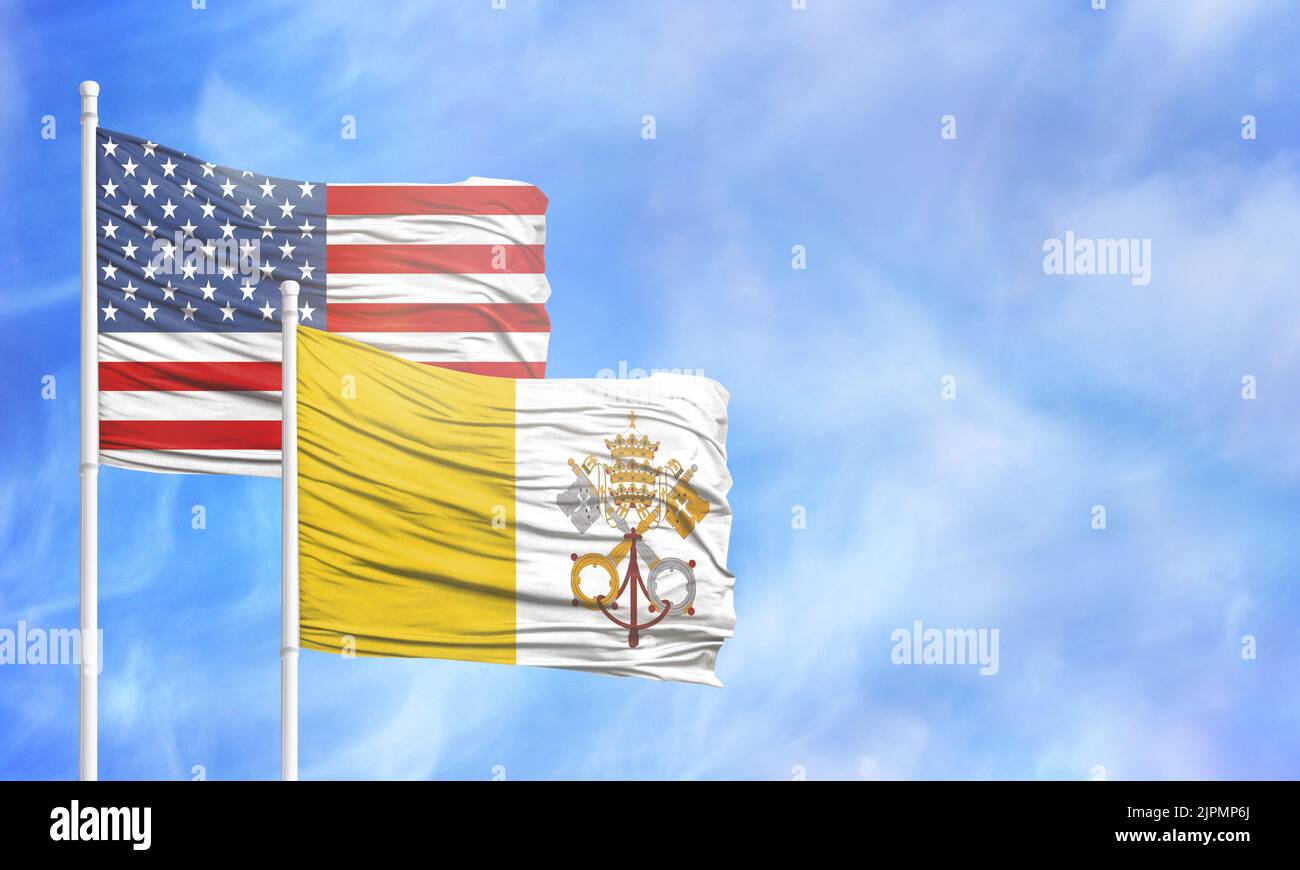 Schwenkende amerikanische Flagge und Flagge des Heiligen Stuhls der Vatikanstadt. Stockfoto