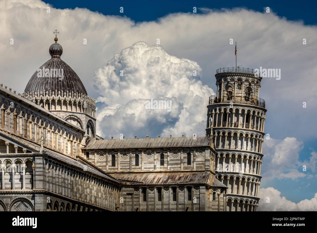 Pisa, Italien - 30. Juli 2022: Kathedrale von Pisa (Duomo di Pisa) mit dem schiefen Turm von Pisa auf der Piazza dei Miracoli, Toskana, Italien Stockfoto