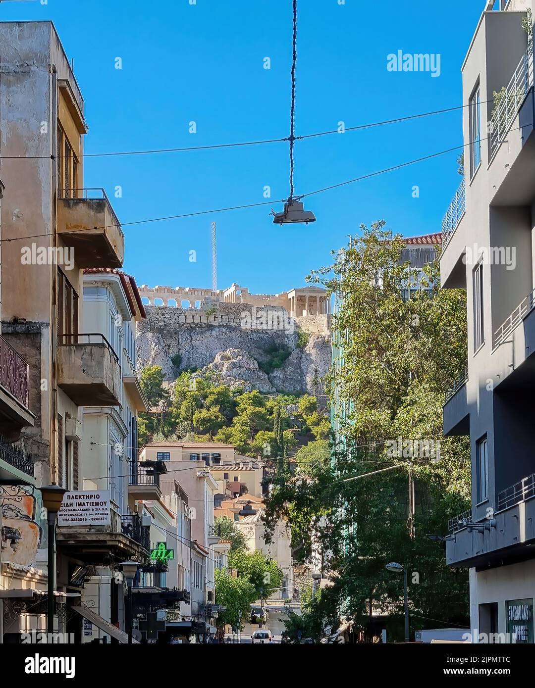 August 30. 2021 Griechenland. Blick auf bunte Häuser in den engen Gassen des Plaka-Viertels, Athen, Griechenland. Stockfoto