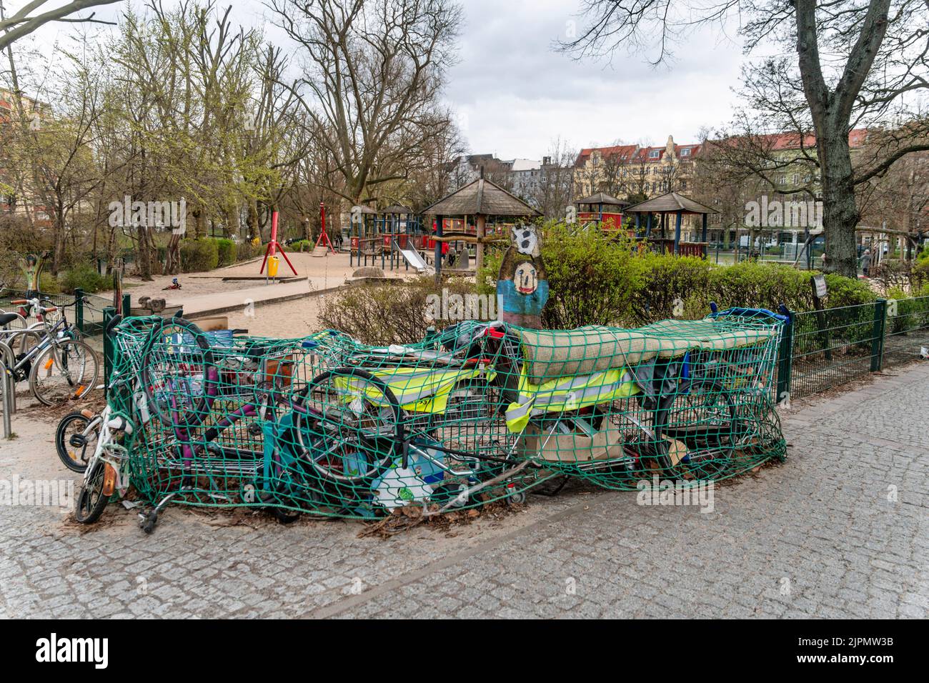 Gesammelter Müll unter Netz am Spielplatz Weichselplatz in Neukölln, Berlin Stockfoto
