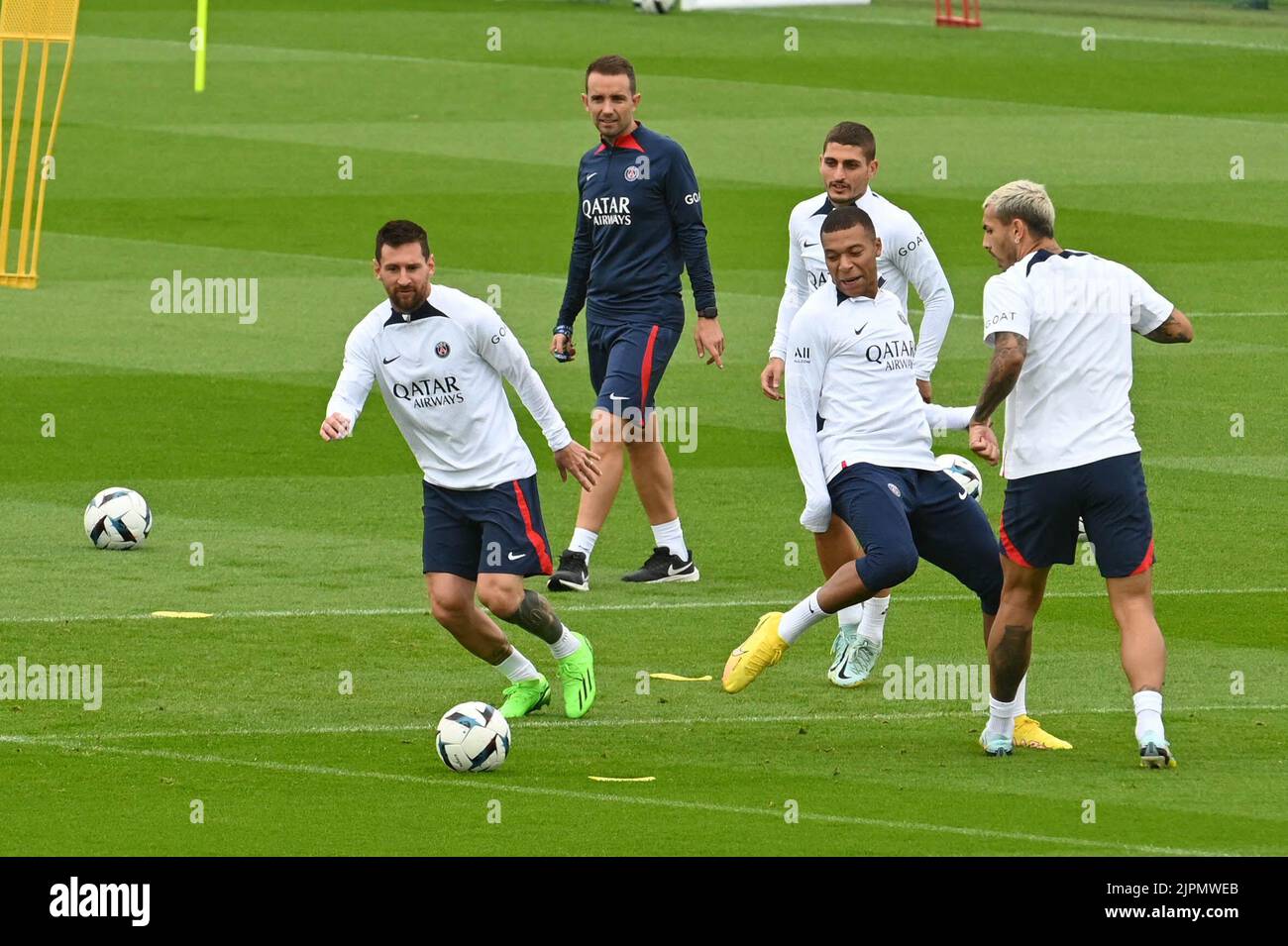 Von links nach rechts Lionel Messi, Kilian Mbappe, Marco Verrati, Leandro Paredes während einer Trainingseinheit im Ooredoo Zentrum (Camps des Loges) in Saint Germain en Laye, Frankreich am 19.. August 2022. Foto von Tomas Stevens/ABACAPRESS.COM Stockfoto