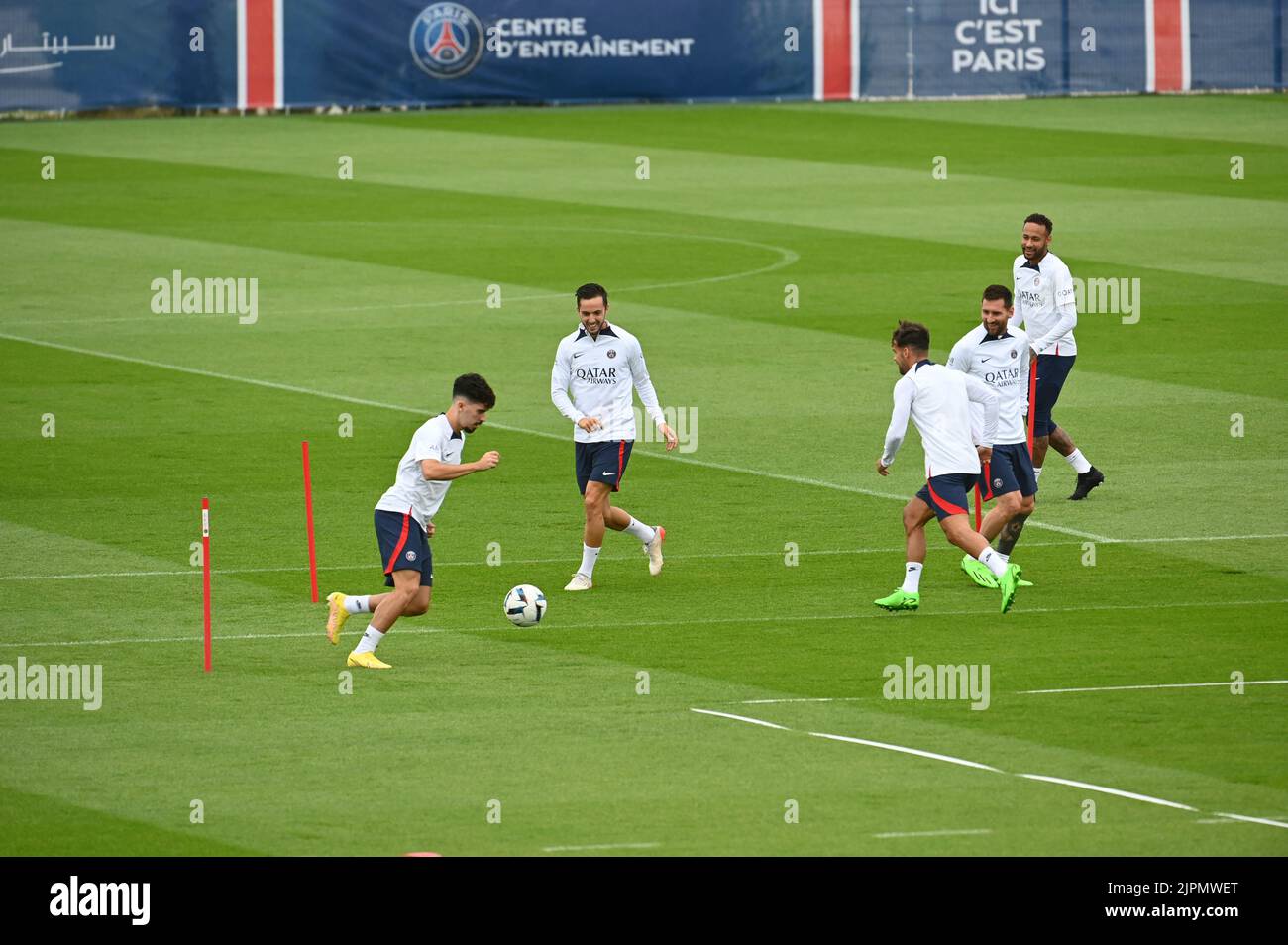 Von links nach rechts Vitinha, Pablo Sarabia, Juan Bernat, Lionel Messi und Neymar Jr während einer Trainingseinheit im Ooredoo Zentrum (Camps des Loges) in Saint Germain en Laye, Frankreich am 19.. August 2022. Foto von Tomas Stevens/ABACAPRESS.COM Stockfoto