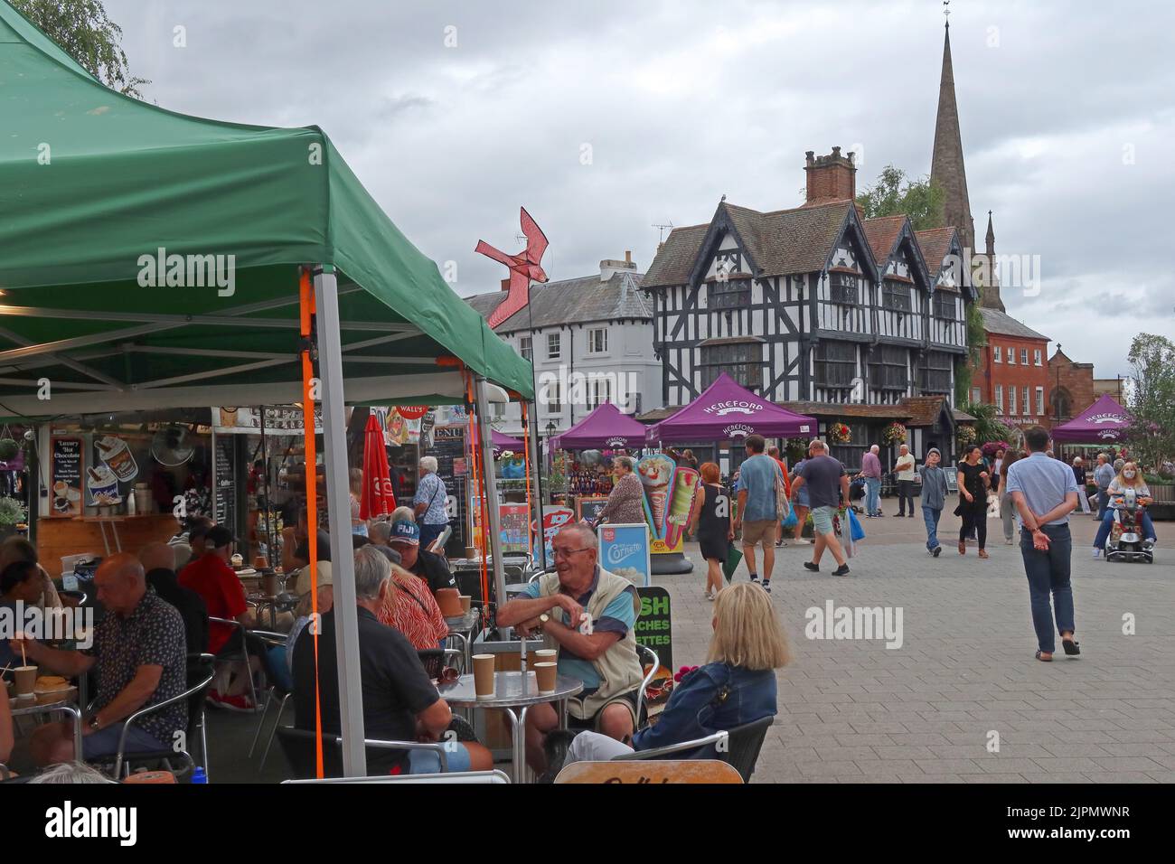Hereford Marketplace und Markt in Hightown, an einem geschäftigen Samstag Stockfoto