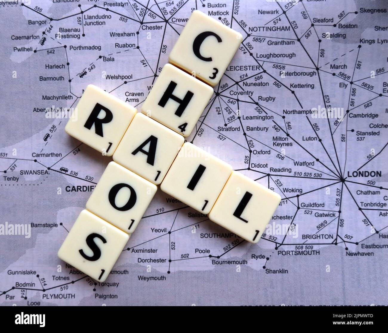 Eisenbahnchaos durch Verspätungen, Annullierungen, Streiks und Arbeitskämpfe im gesamten britischen Eisenbahnverkehrsnetz - GMT, ASLEF in Scrabble Letters Stockfoto
