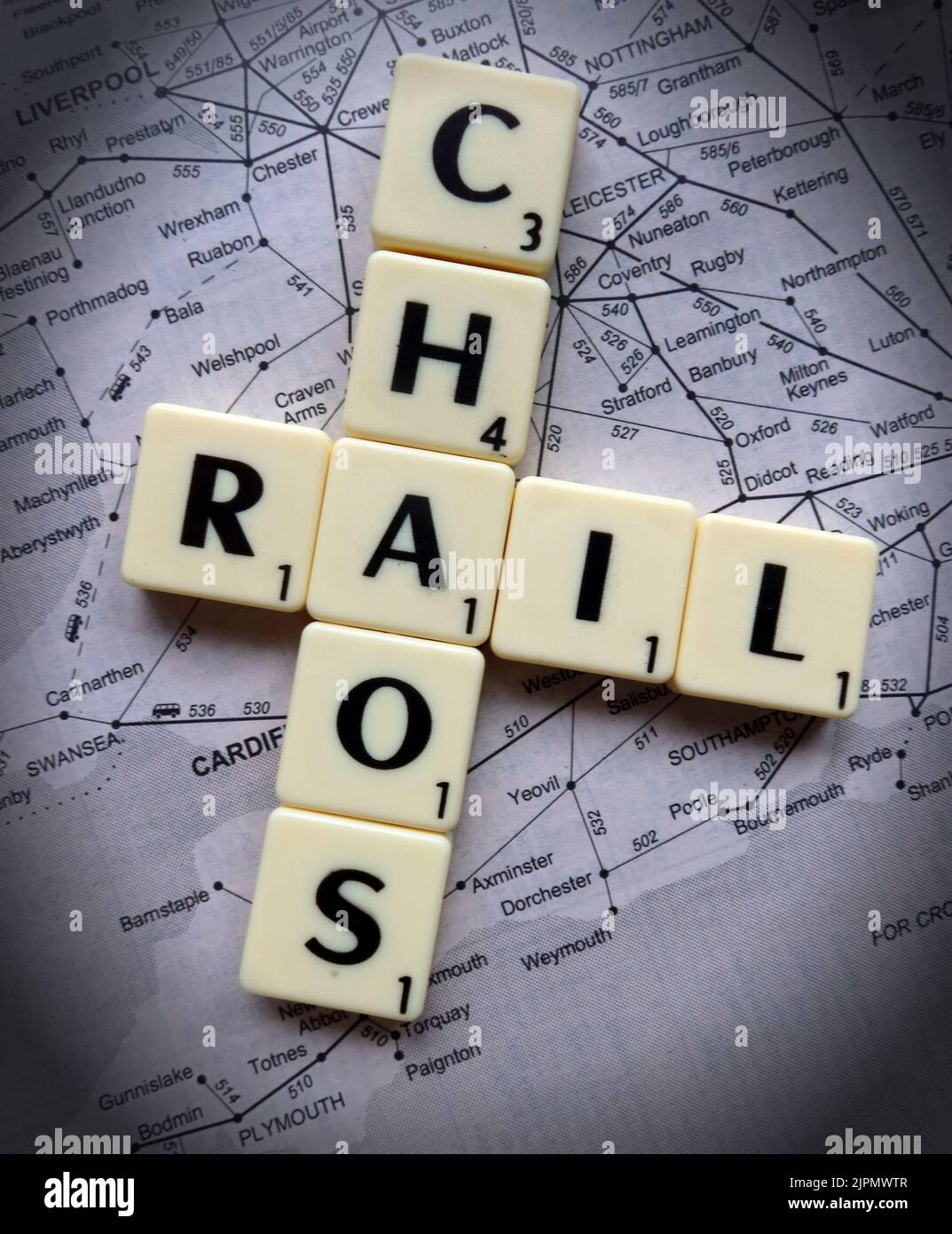 Eisenbahnchaos durch Verspätungen, Annullierungen, Streiks und Arbeitskämpfe im gesamten britischen Eisenbahnverkehrsnetz - GMT, ASLEF in Scrabble Letters Stockfoto
