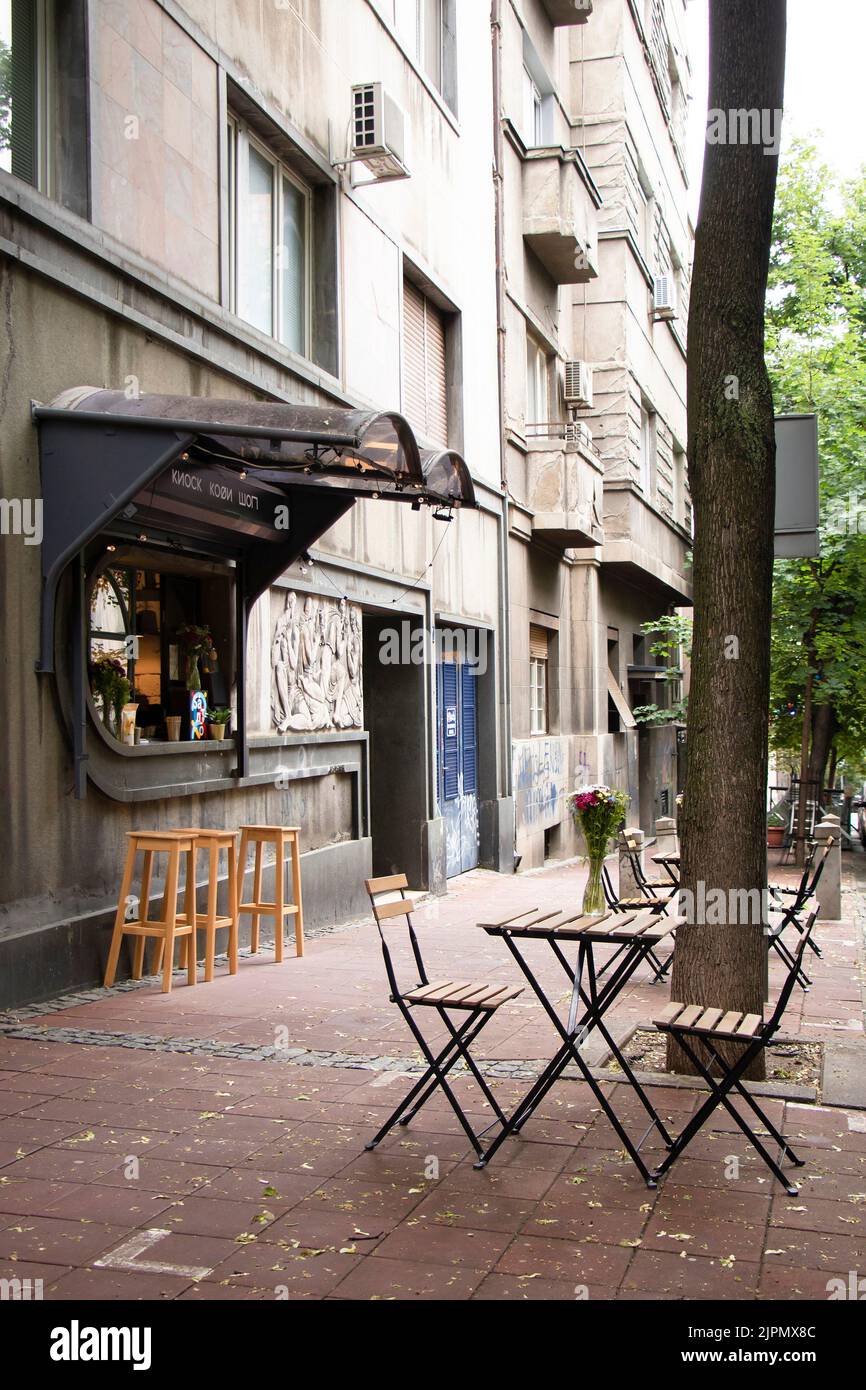 Belgrad-Serbien - 28. Mai 2022: Straßencafé Café-Bar mit Stühlen und Tischen auf dem Bürgersteig in Dorcol - Bereich voller Bars und Restaurants zu g Stockfoto
