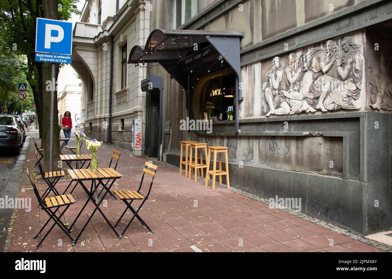 Belgrad-Serbien - 28. Mai 2022: Straßencafe in Gebäude mit Fassadenrelief - in Dorcol Bereich voll von Bars und Restaurants zum Essen gehen und Stockfoto