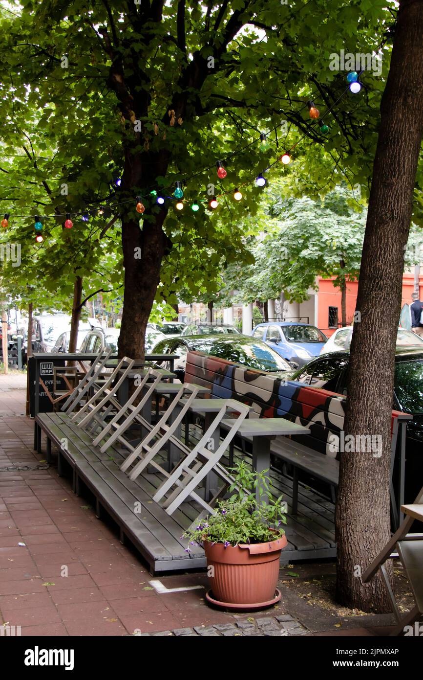 Belgrad-Serbien - 28. Mai 2022: Straßencafé Café Straßencafé mit Stühlen und Tischen in Dorcol - Bereich voller Bars und Restaurants zum Ausgehen Stockfoto