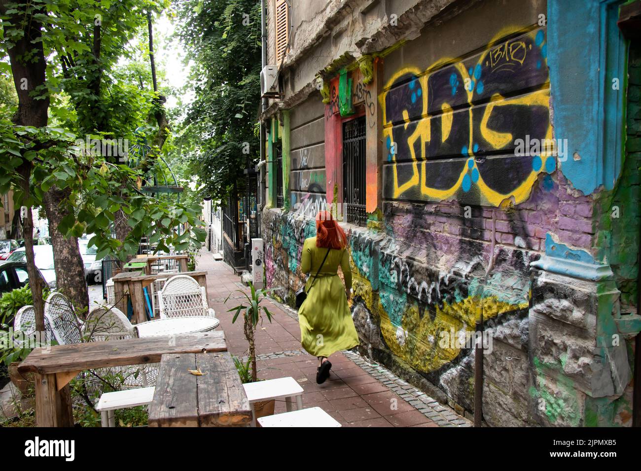 Belgrad-Serbien - 28. Mai 2022: Straßencafé-Bar mit farbenfroher Graffiti-Fassade - im Dorcol-Viertel voller Bars und Restaurants zum Ausgehen Stockfoto
