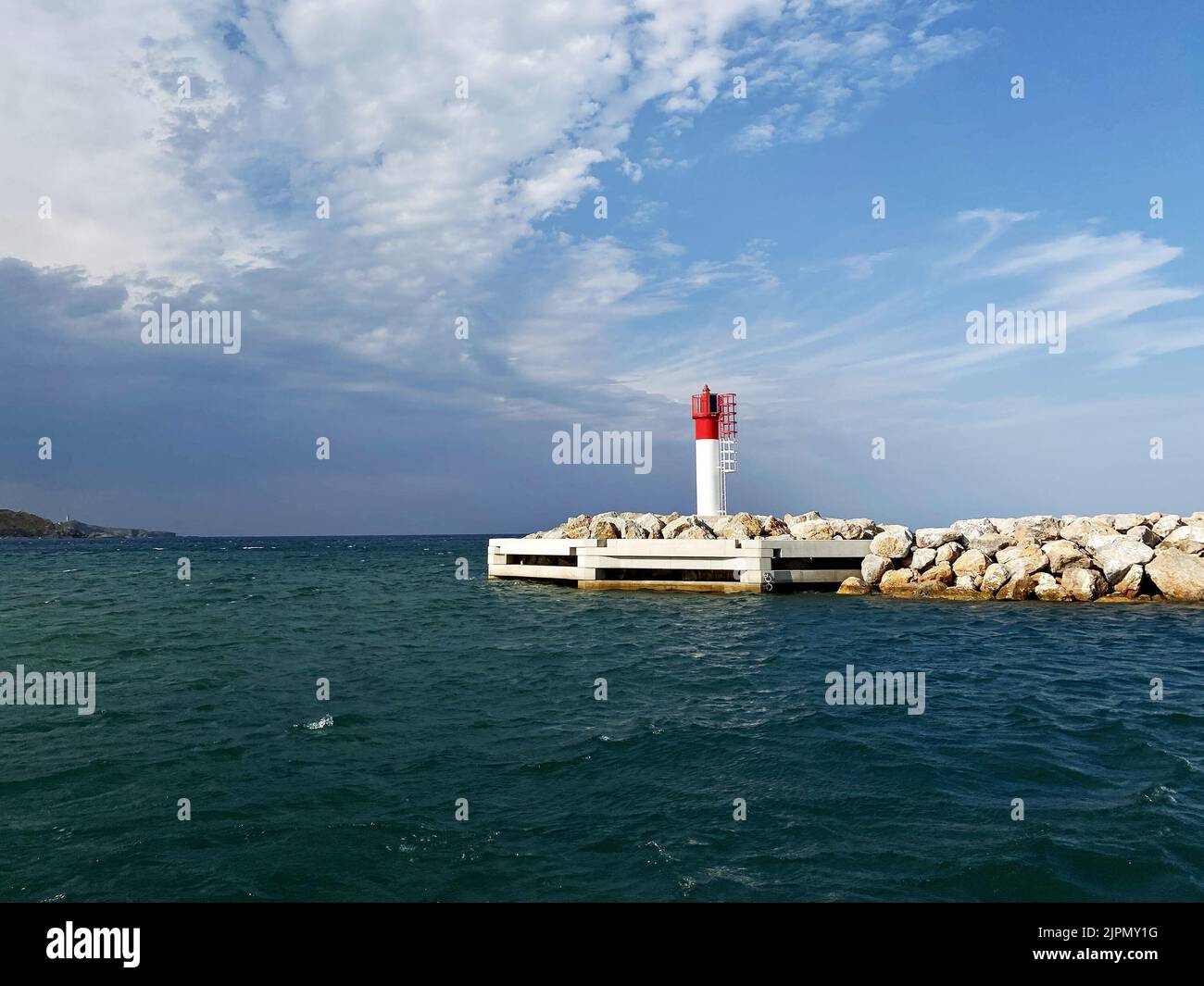 Leuchtturm in der bucht von Côte vermeille auf blauem Hintergrund Stockfoto