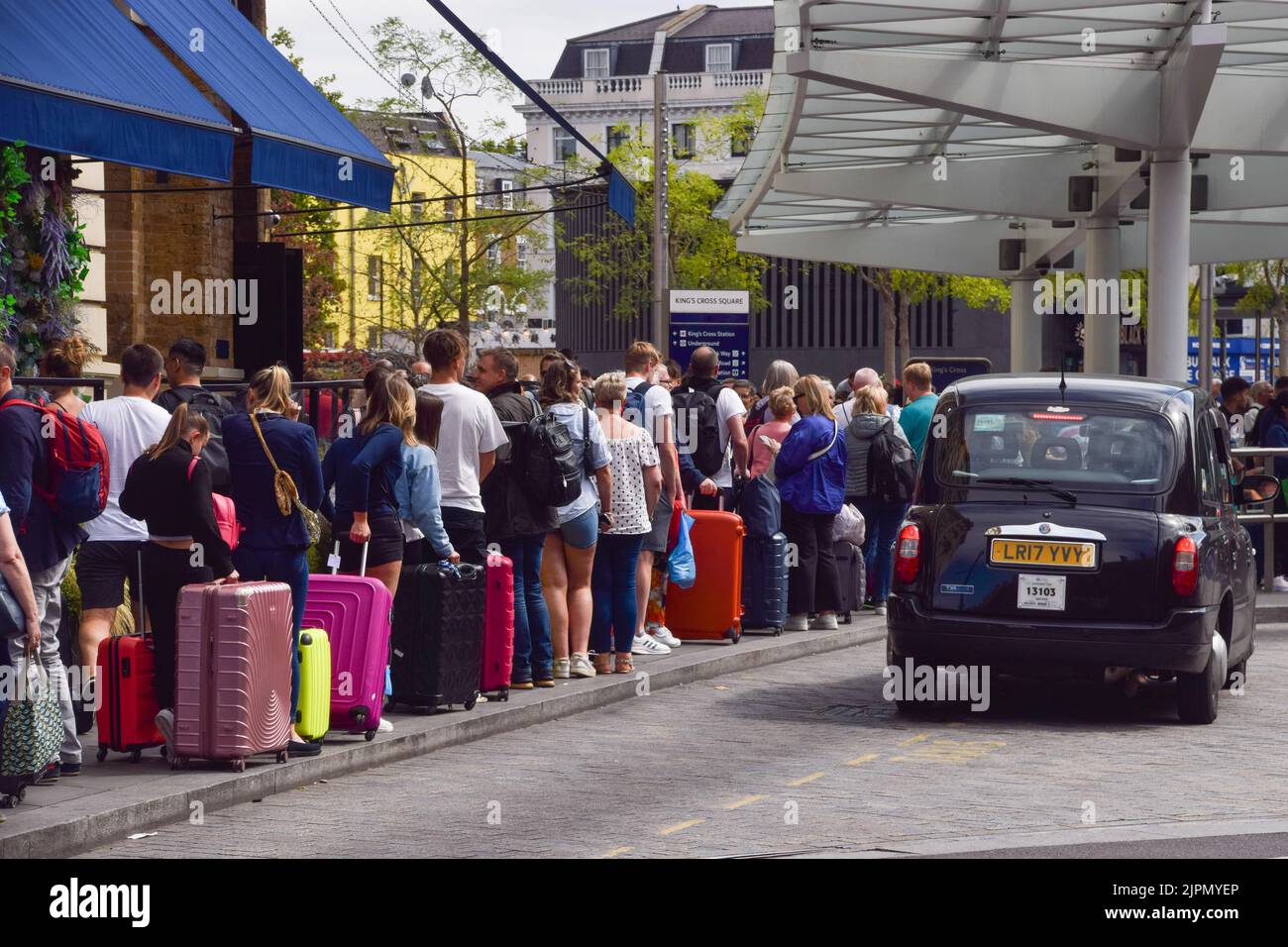 London, Großbritannien. 19. August 2022. An einem Taxistand vor der King's Cross Station bildet sich eine riesige Schlange, während ein U-Bahnschlag die Hauptstadt trifft. Mitarbeiter der RMT (Rail, Maritime and Transport Union) in der Londoner U-Bahn haben Lohn- und Rentenzahlungen eingestellt. Kredit: Vuk Valcic/Alamy Live Nachrichten Stockfoto