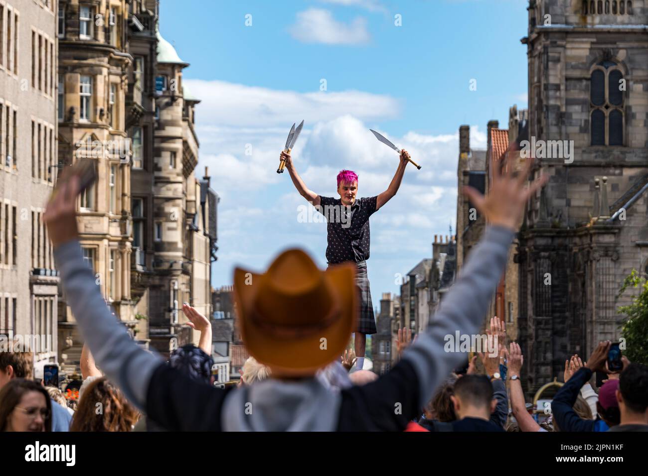Edinburgh, Schottland, Großbritannien, 19.. August 2022. Fringe Performer auf der Royal Mile: An einem sonnigen Tag ist die Straße voller Fringe-Besucher und Straßenkünstler. Im Bild: Ein Schwertjongleur. Unterhält die Menge Kredit: Sally Anderson/Alamy Live News Stockfoto