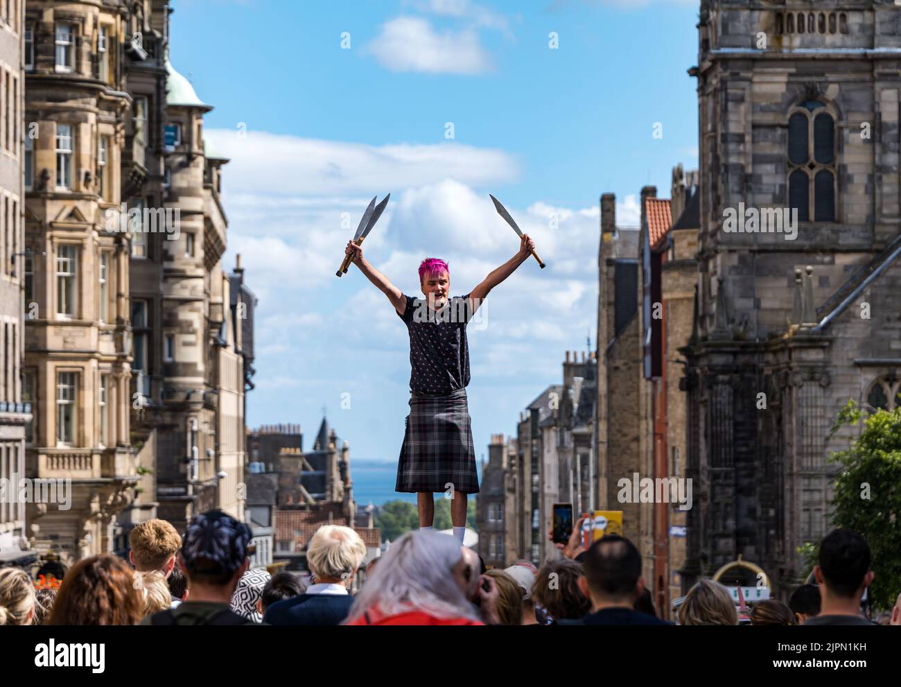 Edinburgh, Schottland, Großbritannien, 19.. August 2022. Fringe Performer auf der Royal Mile: An einem sonnigen Tag ist die Straße voller Fringe-Besucher und Straßenkünstler. Im Bild: Ein Schwertjongleur. Unterhält die Menge Kredit: Sally Anderson/Alamy Live News Stockfoto