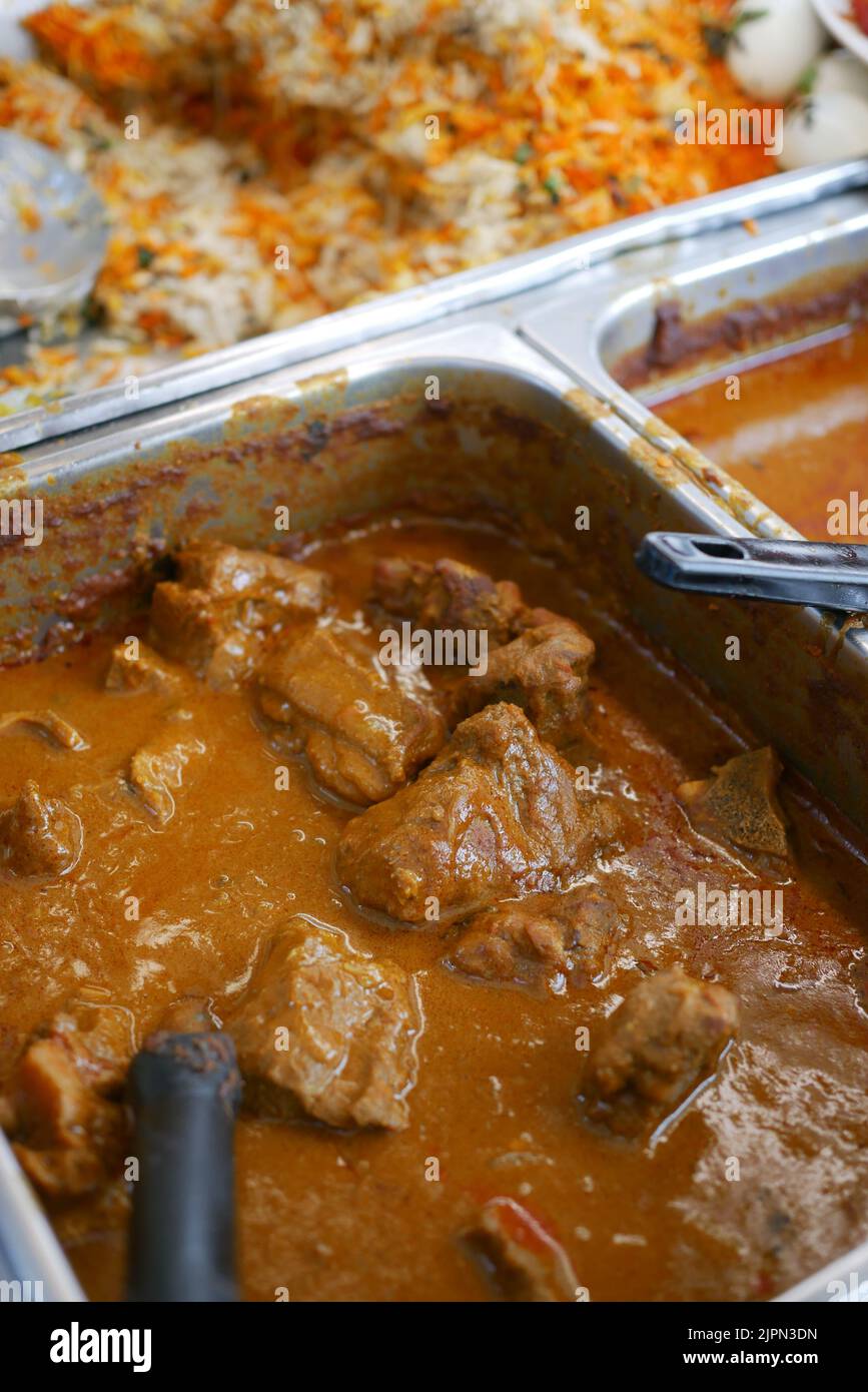 Traditionelle indische Curry Lamm Masala in einer Schüssel auf dem Tisch Stockfoto