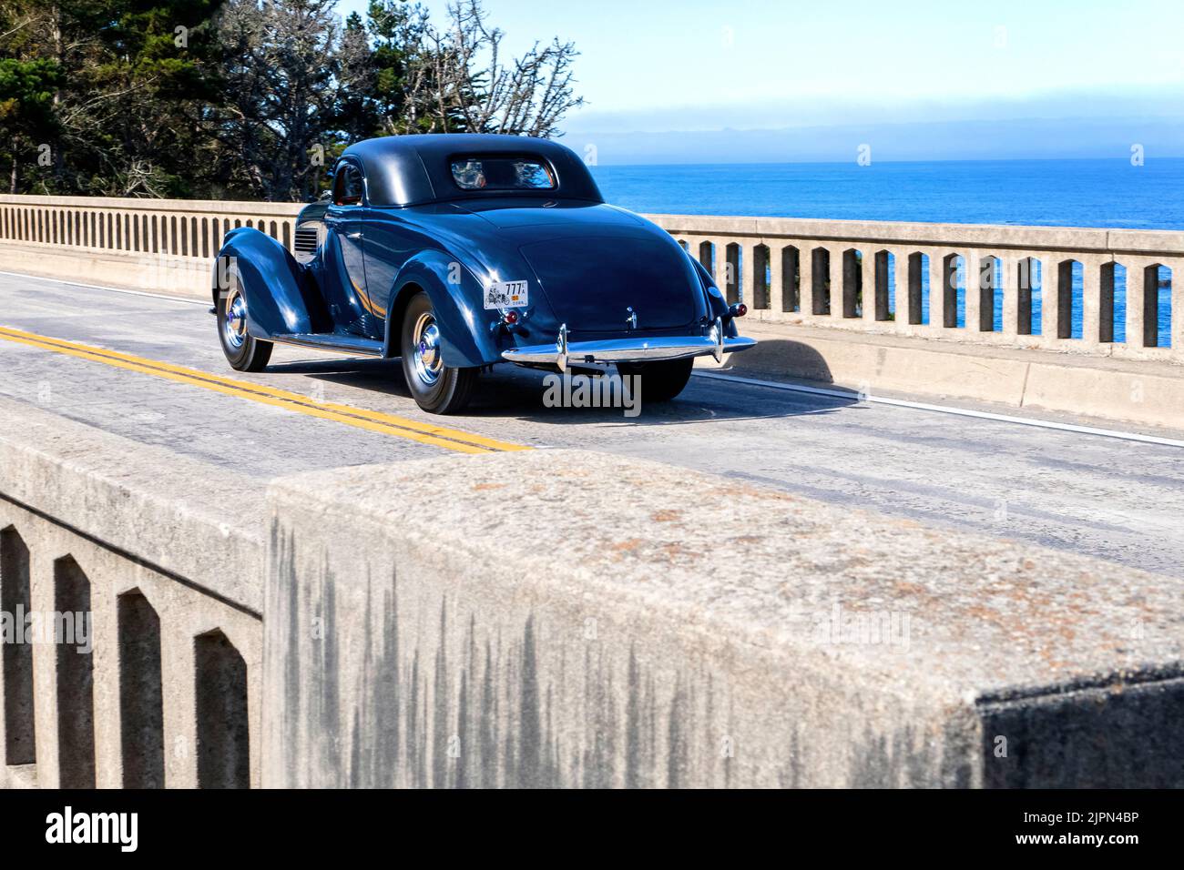 1938 Lincoln K Le Baron Coupé auf der Pebble Beaxh Concours Tour entlang des Highway 1 in der Nähe von Carmel California 2022 Stockfoto