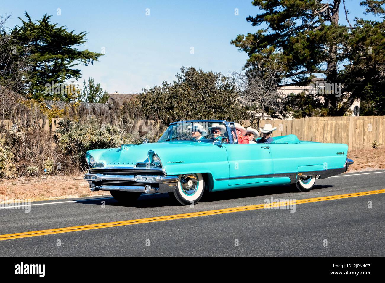 1956 Lincoln Premiere Cabriolet auf der Pebble Beaxh Concours Tour entlang des Highway 1 in der Nähe von Carmel California 2022 Stockfoto