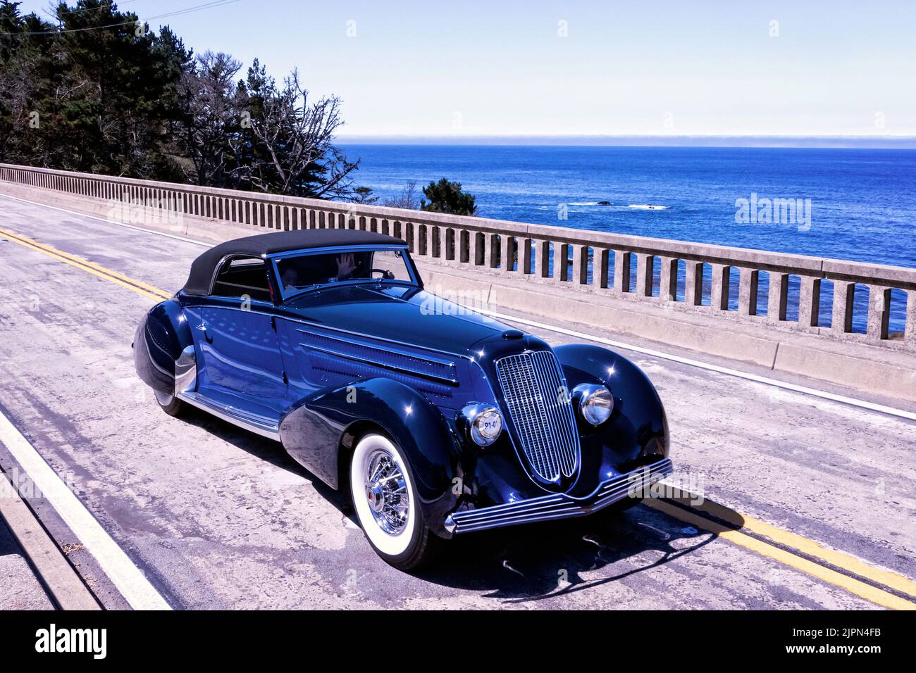 T1930 Duesenberg J Graber Cabriolet auf der Pebble Beaxh Concours Tour entlang des Highway 1 in der Nähe von Carmel California 2022 Stockfoto