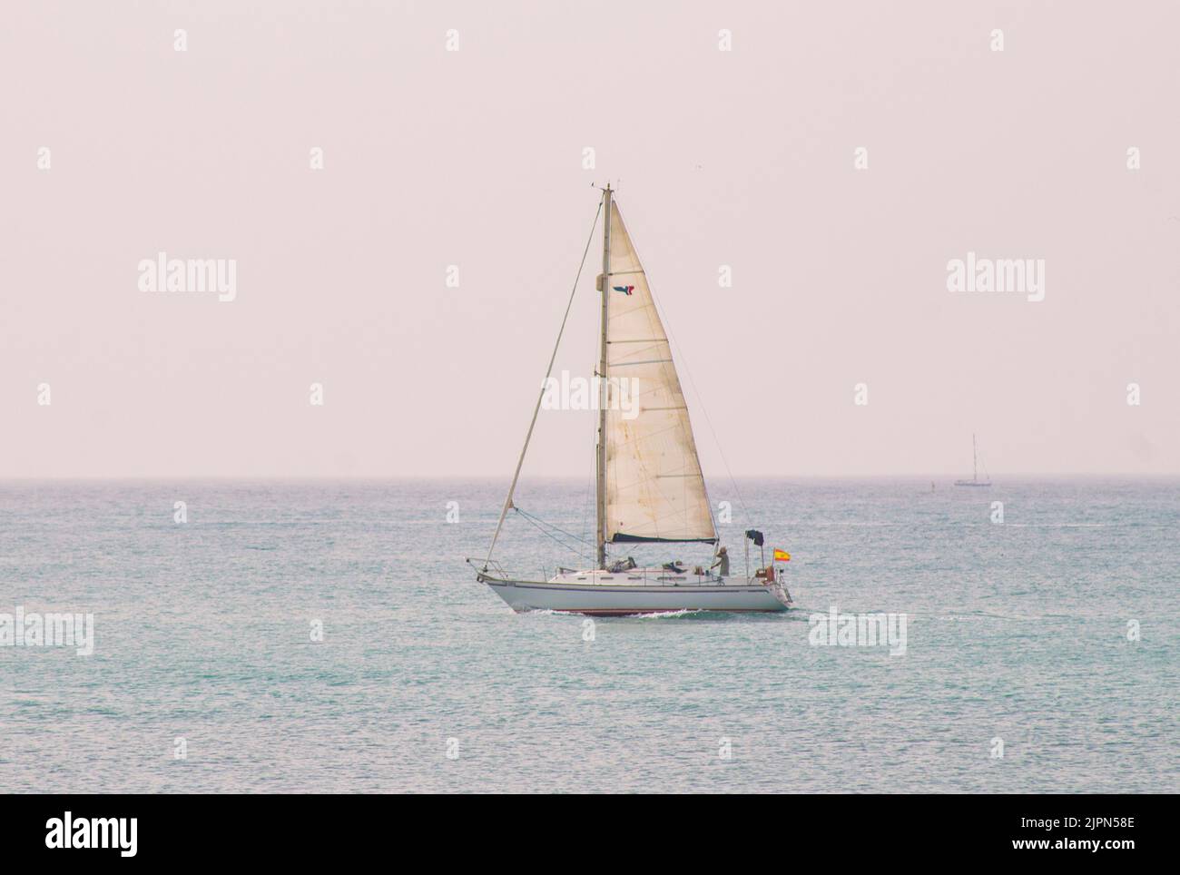 Segelboot, das durch das Meer segelt, mit dem Horizont im Hintergrund. Stockfoto