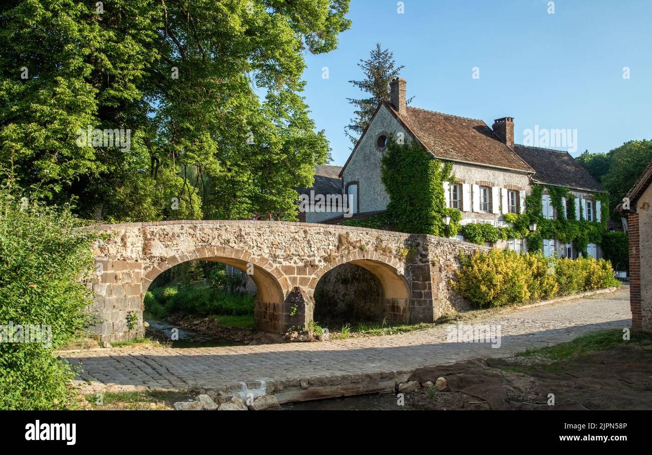 Frankreich, Yonne, Puisaye, Mezilles, Brücke aus dem 14.. Jahrhundert am Arm des Flusses Branlin und an der Kreuzung ford // France, Yonne (89), Puisaye, Mézilles, Stockfoto