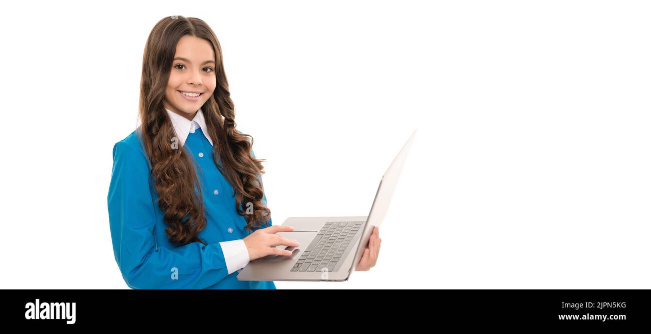 Happy Kid Portrait hat lange lockiges Haar Arbeit online auf Laptop isoliert auf weiß, Schule. Schulmädchen Porträt mit Laptop, horizontales Poster. Banner Stockfoto