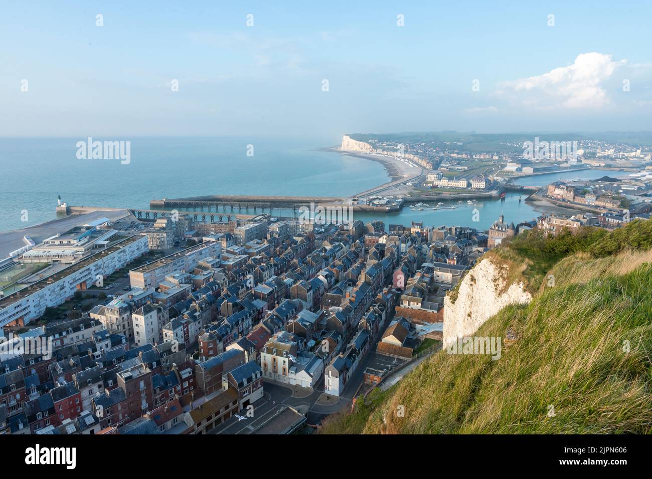 Frankreich, seine Maritime, Cote d'Albatre, Le Treport, tiefer Blick vom Aussichtspunkt Terrasses auf die Stadt, den Hafen und Mers les Bains im Bac Stockfoto