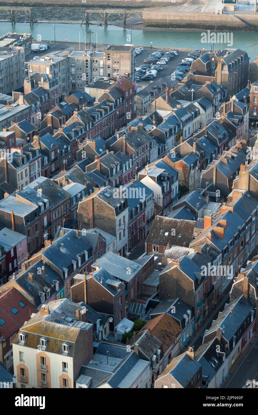 Frankreich, seine Maritime, Cote d'Albatre, Le Treport, tiefer Blick vom Aussichtspunkt Terrasses auf die Häuser Dächer // Frankreich, seine Maritime (76), Cô Stockfoto