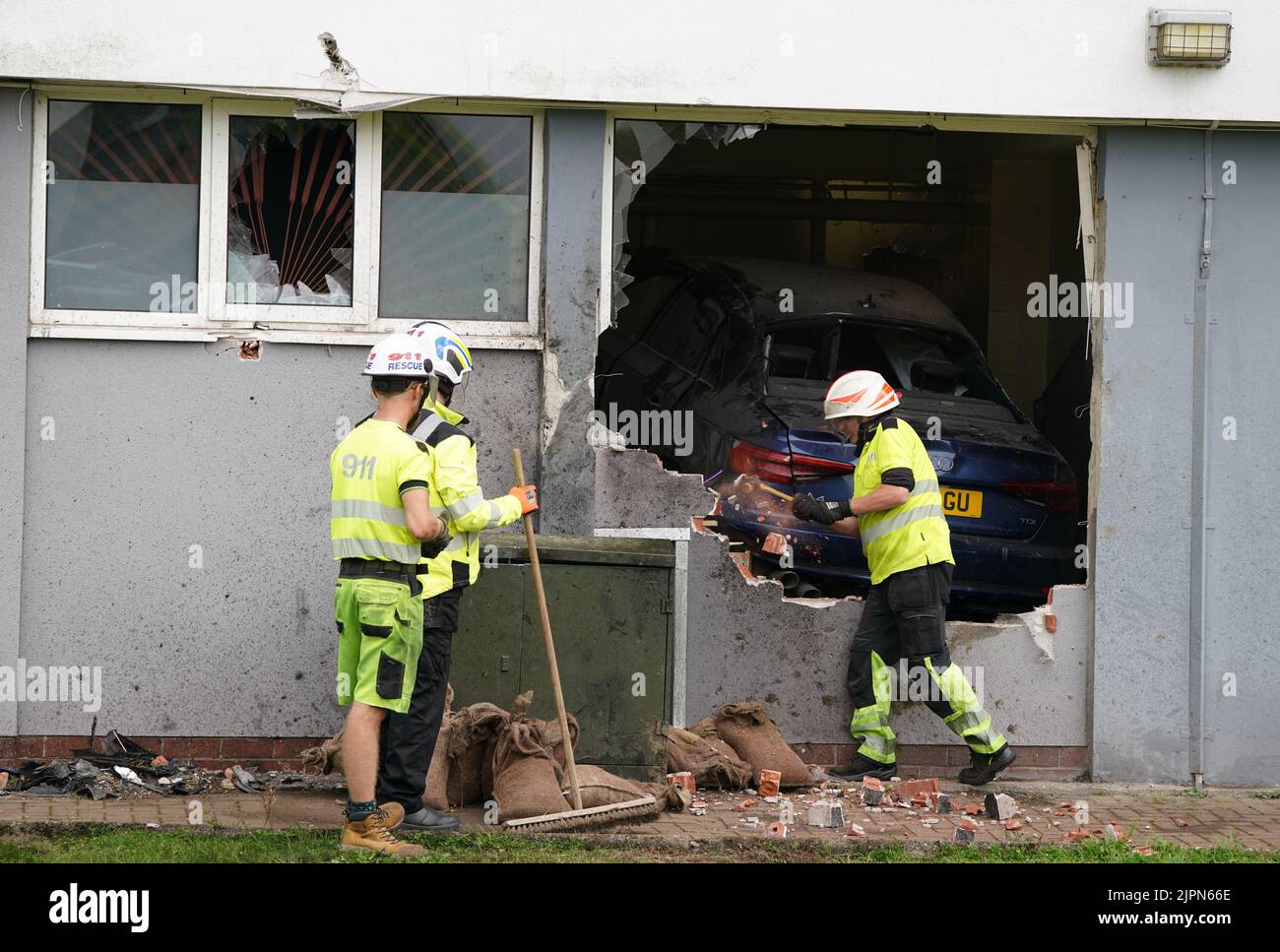 Eine Mauer wird abgerissen, um die Erholung eines Autos zu unterstützen, nachdem es Donnerstagabend in den Wohnungen des Hamilton Court in Calside, Paisley, abgestürzt ist. Zwei Männer verließen das Auto, wurden aber in der Nähe verfolgt. Ein 26-jähriger Mann wurde nach dem Unfall verhaftet und wegen Verkehrsdelikten angeklagt. Bilddatum: Freitag, 19. August 2022. Stockfoto